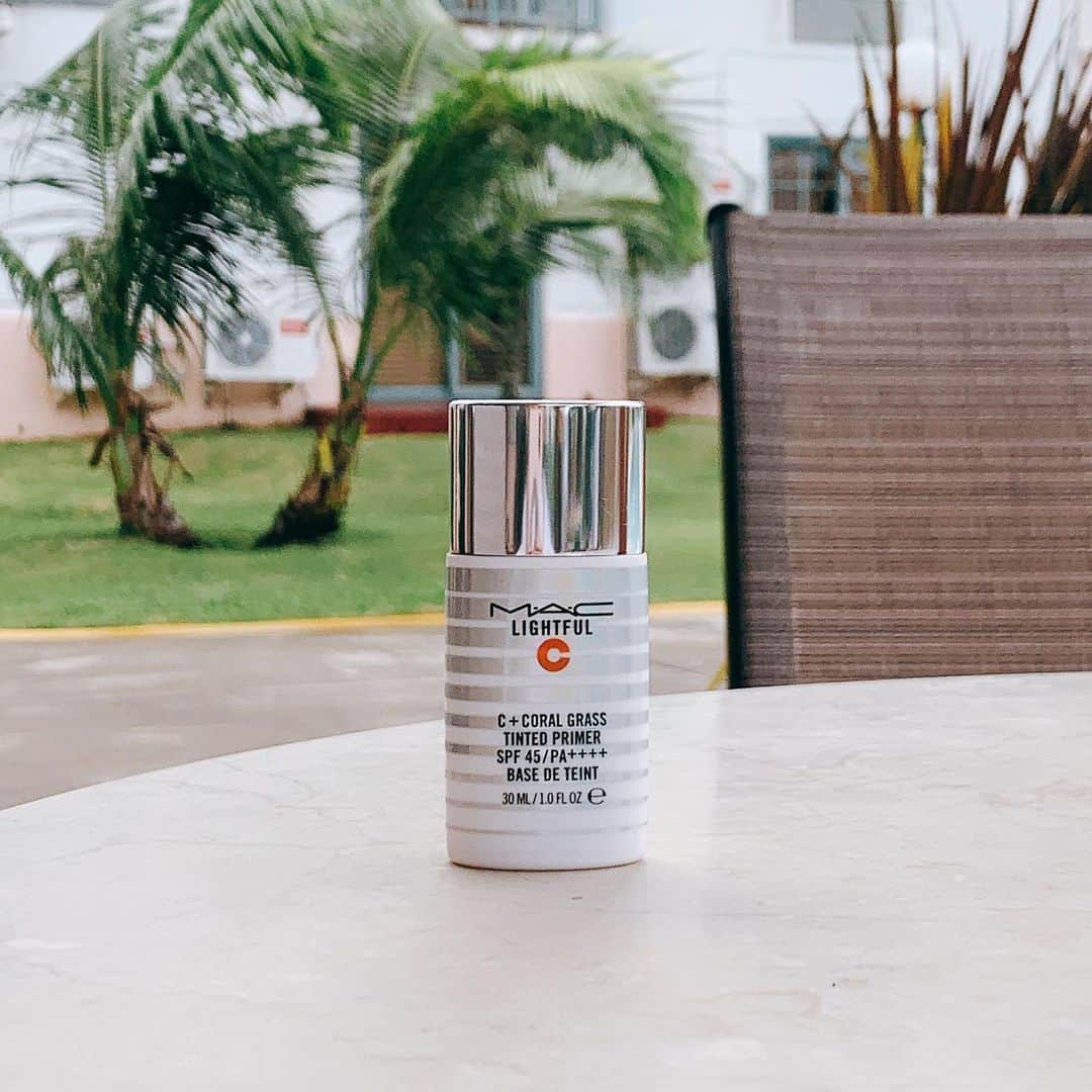 M∙A∙C Cosmetics Japanのインスタグラム：「ㅤ ライトフル C+ ティンティッド プライマー SPF 45 薄いピンクのヴェールで、肌を明るく見せてトーンアップさせる、MACのベストセラー下地。 ひとぬりで、肌にぴったり密着し、ファンデーションのもちを高めます。 保湿成分で乾燥も防ぎます。 旅先のお供に♪ ㅤ #MACプライマー ㅤ PHOTO: @aiaizm ㅤ ㅤ ㅤ ㅤ ㅤ #MACCosmeticsJapan #MACコスメ #MACCosmetics #コスメ #メイク #ライトフル #メイク下地 #下地 #旅コスメ #バッグの中身 #ポーチの中身 #ベースメイク #ツヤ肌 #つや肌 #美肌 #メイク好き #旅行 #トラベラー #旅のお供 #置き画 #basemakeup #primer #makeup #cosmetics #guam #beauty #flatlay」