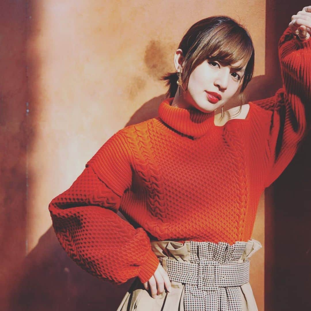 のインスタグラム：「暖色系のニット好き♡ この冬も色んなコーデを楽しも！  #秋冬コーデ #murua #murua_snap  #浜田真衣 #monaカフェ #コーデ #こーで  ーーーーーーーーーーーーーー  宣伝🌸  Line@(ID):@bkj4113l  Twitterアカウント:@nna1317  SHOW ROOM:はまD部屋  MONA🌈:@mona_magazine  劇団MONA:@gekidan_mona  MONA映画: @jodame_movie」