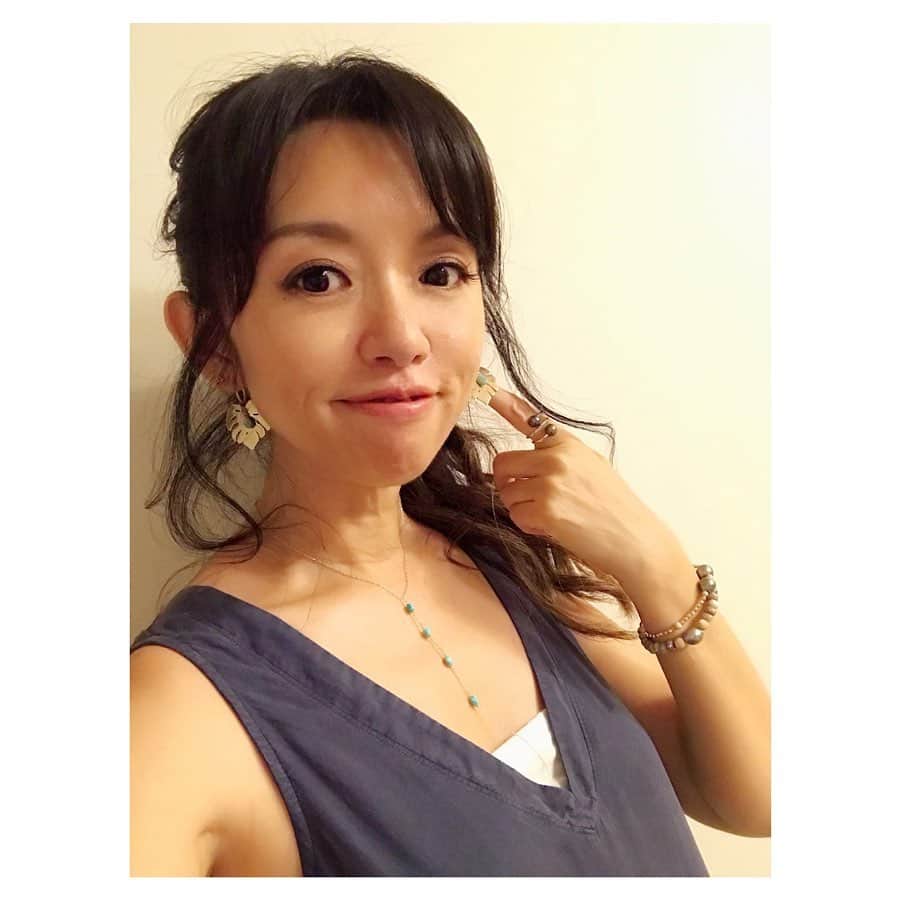 荒川れん子のインスタグラム：「I looooove @mauimarioceanjewelry 💕 She has trunk show @alohilaniresort on the 21st and the 22nd. マウイのマリさんがつくるMauimari Ocean Jewelryが12/21,22の2日間、ワイキキのアロヒラニリゾートでトランクショーを開催するそう。MariさんのジュエリーもMariさんのお人柄も大好きで、私の出演時には身につけさせて頂いてますー。どれもこれも素敵で重ねづけするのがワクワクするのです✨ ジュエリーひとつでこんなに幸せ気分になれるのだなーって😍 Mariさんもお店にいらっしゃるそうなので、アドバイスしてもらう絶好のチャンスですよー😊 . . アプリに頼ったら宇宙人っぽくなった😂 謎のあご出し🤔 やっぱね、自分の写真載せるの苦手だわー💦 . #hawaii #maui #aloha #lovehawaii #artists #happy #luckywelivehawaii #jewelry #mauimarioceanjewelry #hawaiilife #fashion #travel #trip #lifeisajourney  #hawaiistagram #happy #instahawaii #beachstyle #ハワイ #オアフ #マウイ #ハワイ生活 #ハワイ暮らし #旅 #ハワイ好き #ハワイ旅行 #アクセサリー #衣装提供 #素敵 #ハンドメイドアクセサリー #自撮り下手」
