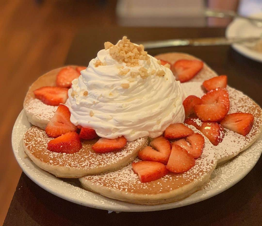 葉加瀬マイさんのインスタグラム写真 - (葉加瀬マイInstagram)「Pancakes🥞🍓😋 オムレツに添えるものに、フライドライス頼んだつもりが普通のライスが来たので、パンケーキ用のバターと醤油をかけて混ぜたらびっくりするくらいの美味しさでした☺️❤️醤油バターごはん初体験🍚 #pancakes #eggsnthings #alamoanacenter #hawaii #honolulu #ホノルル #ハワイ #アラモアナ #ハワイグルメ」12月21日 15時53分 - m.hakase