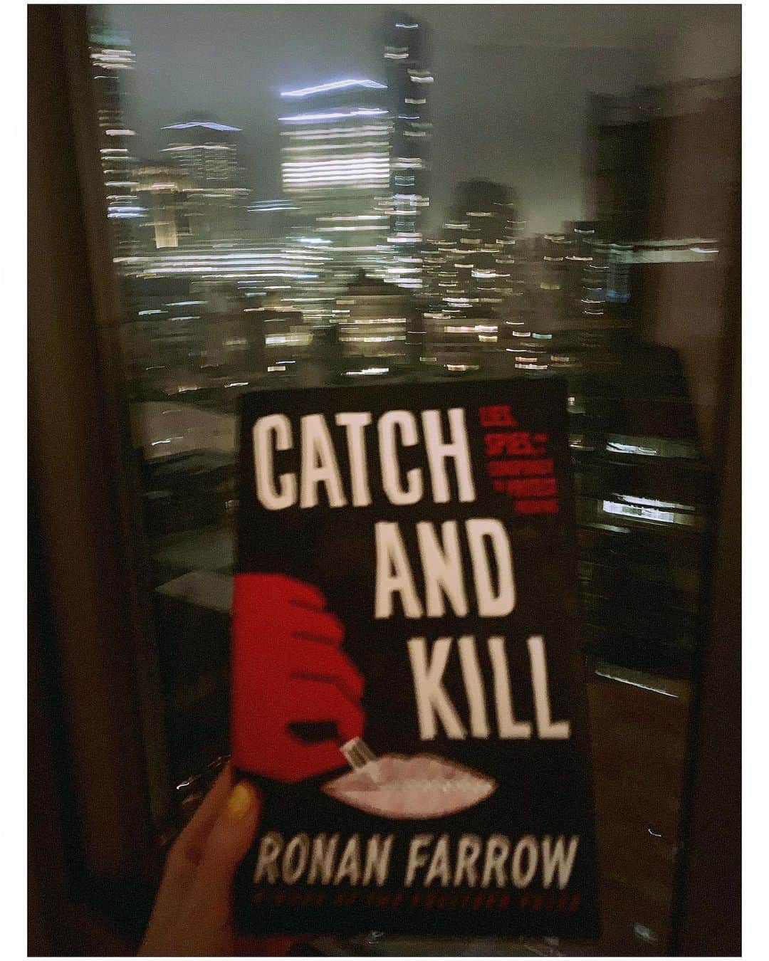 ルーシー・ボイントンのインスタグラム：「Can’t emphasise enough how impactful and important this book is. Have you read it yet? #CatchAndKill」