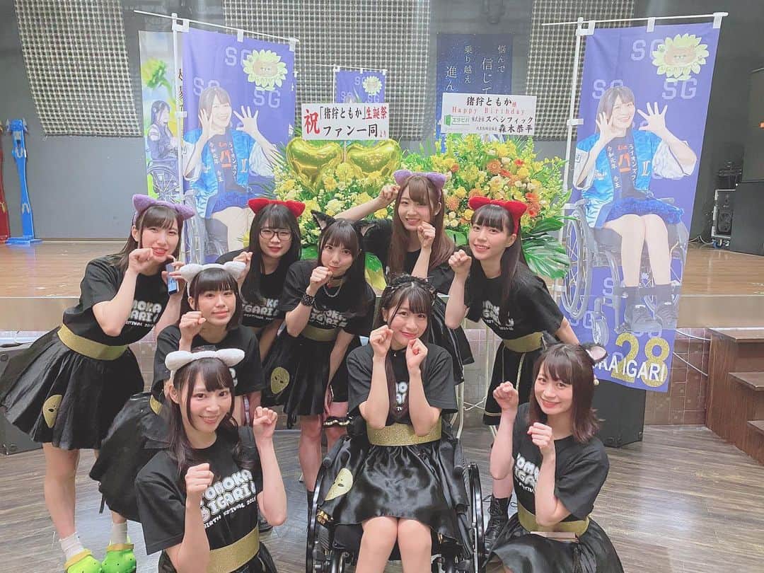雪乃しほりさんのインスタグラム写真 - (雪乃しほりInstagram)「猪狩さんの生誕祭本当に楽しかった♡︎ᵎᵎᵎ 私は怪我のためMCや少しの出演でしたが猪狩さんのMCトークやライブも楽しそうなのが伝わってきてずっと幸せ気分な時間でした(*ˊ˘ˋ*)｡♪:*° 猪狩さんは本当に前向きで明るく何事にも『楽しかった』『辛いことなんてなかった』そんな言葉が素直に笑顔で出てくることが本当に素敵で。。改めて猪狩さんの凄さを知りました！！ 本の出版待ち遠しいです✨ みんな買ってね📕✨ #100％の前向き思考 #本  #元気」12月22日 1時22分 - yukino_shihori