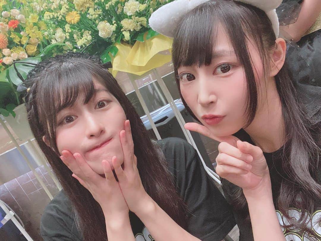 のインスタグラム：「猪狩さんの生誕祭本当に楽しかった♡︎ᵎᵎᵎ 私は怪我のためMCや少しの出演でしたが猪狩さんのMCトークやライブも楽しそうなのが伝わってきてずっと幸せ気分な時間でした(*ˊ˘ˋ*)｡♪:*° 猪狩さんは本当に前向きで明るく何事にも『楽しかった』『辛いことなんてなかった』そんな言葉が素直に笑顔で出てくることが本当に素敵で。。改めて猪狩さんの凄さを知りました！！ 本の出版待ち遠しいです✨ みんな買ってね📕✨ #100％の前向き思考 #本  #元気」