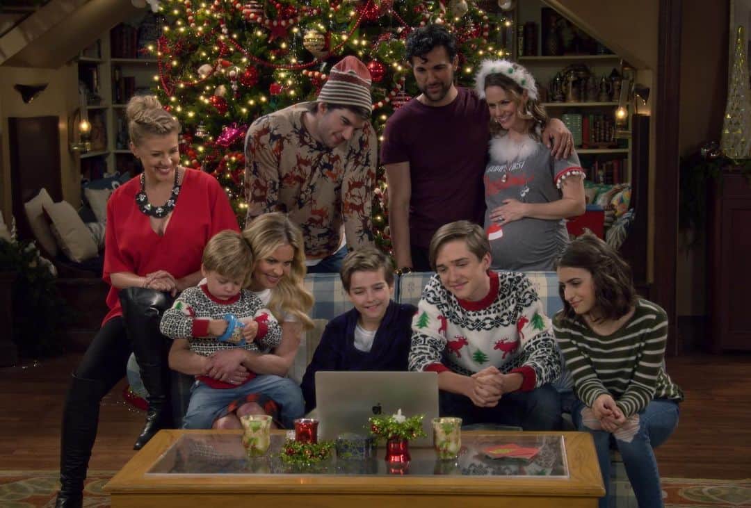フラーハウスのインスタグラム：「We couldn't love our Fuller Fam more! 💛 How do you celebrate the holidays with your family?」