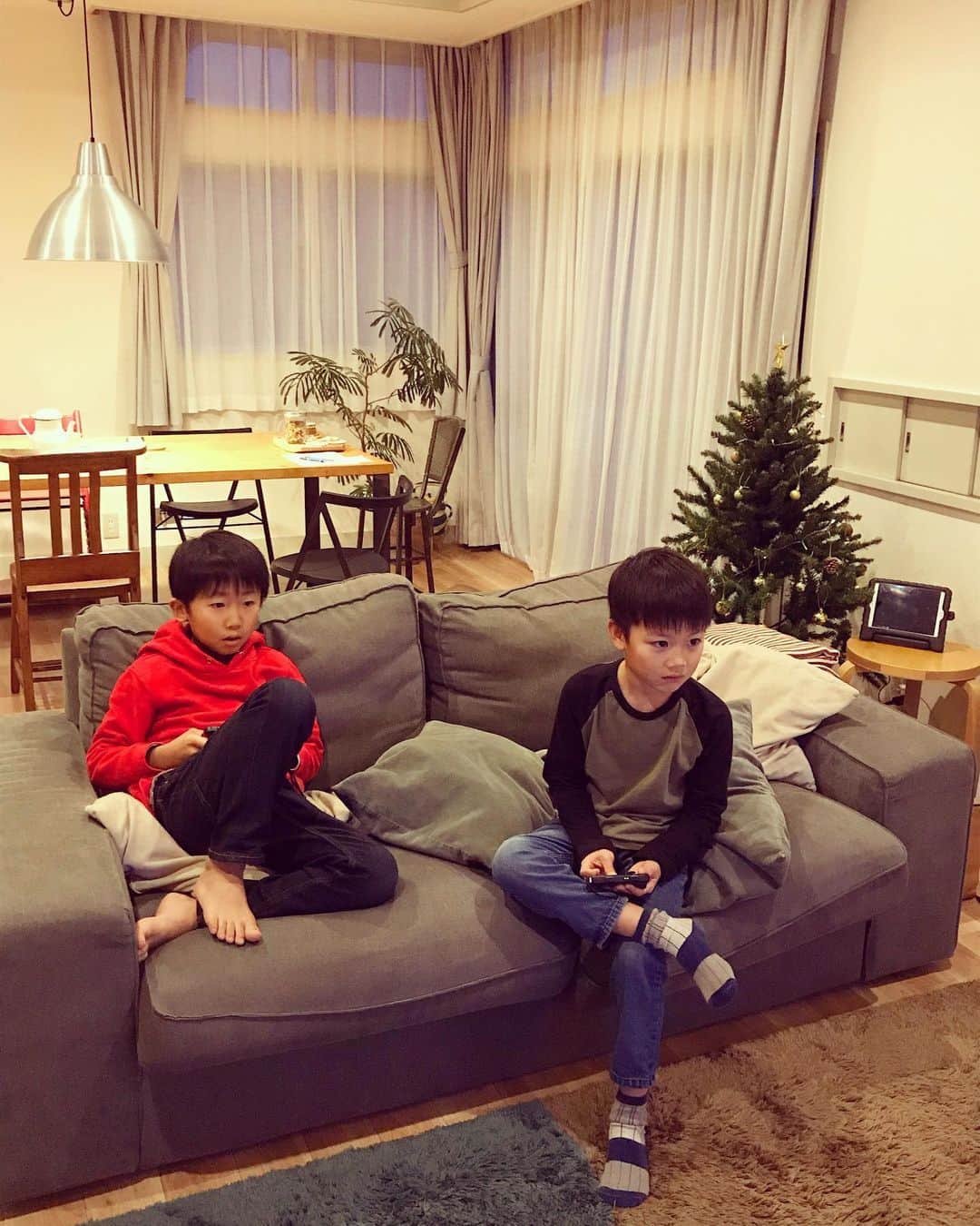 桃生亜希子のインスタグラム：「息子のだ〜いすきなけいとと久しぶりにゆっくり遊べた日。 　2人共身長は　伸びたけど、平和な空気は変わらず。 　けいとは、今日も優しかったね。😊 会う前から「楽しみ過ぎて待ちきれない。」と言っていて、帰る時は、「今日がもう一回来てほしい。」 と、言っていた。笑  クリスマス忘年会。  美味しいごはん、ご馳走さまでした。🙏✨🎄 来年もよろしくね。🕊🌞 #けいととk」