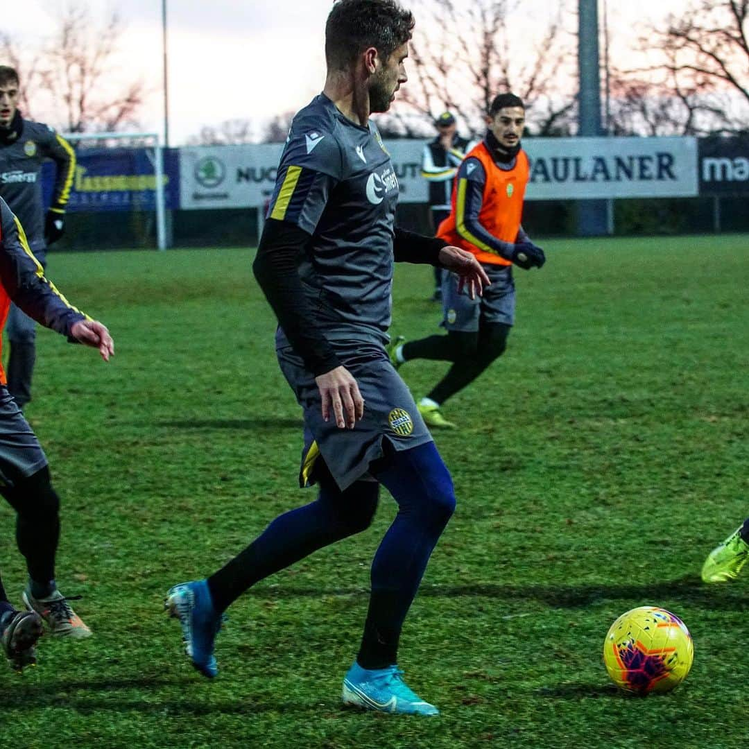 エラス・ヴェローナFCさんのインスタグラム写真 - (エラス・ヴェローナFCInstagram)「TRAIN AND SWEAT 💦🏃‍♂️」12月22日 1時27分 - hellasveronafc