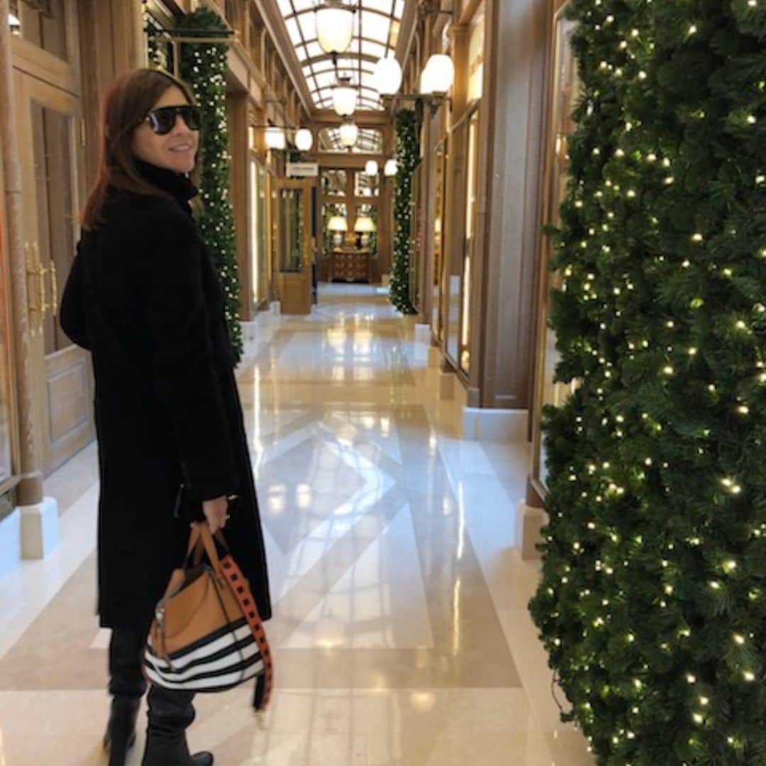 カリーヌ・ロワトフェルドのインスタグラム：「Christmas in Paris🎁」
