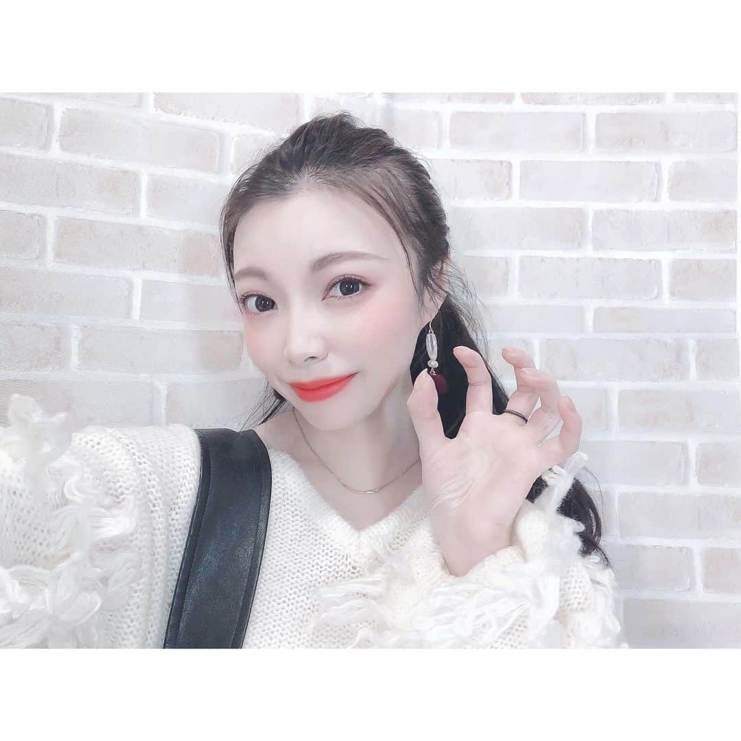 野崎夏帆のインスタグラム：「久しぶりにポニーテール。﻿ ライブ以外ではあまりしないなぁ🤔﻿ ﻿ 日付変わって本日は今年最後の茨城県でのライブ！﻿ 早起き頑張るー！(はやくねようね)﻿ ﻿ #ポニーテール﻿ #帰ってきて撮った写真だからわりとぼさっ﻿ #ヘアアレ﻿ #このポーズの意図は﻿ #ひたちなか﻿ #ファッションクルーズ#14時半からです待ってます」
