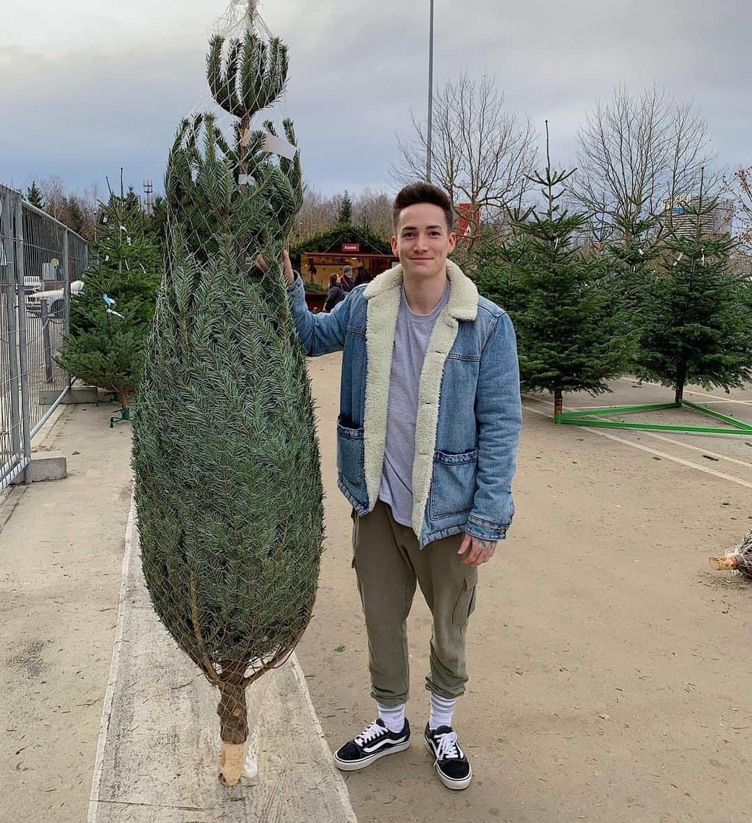 マゼル・ニューエンのインスタグラム：「Have you put up your Christmas tree yet? 🌟🎄 #christmas #winter #christmastree #daysoff #home #munich #gymsnstics #themarcelnguyen」