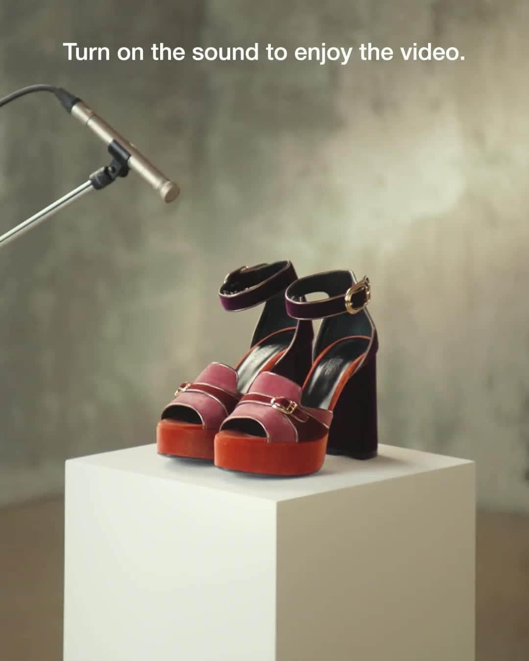 のインスタグラム：「How delicate is the sound of the velvet of Violetta sandals.  #velvetcaress #smooth #violettasandals  #faubourgofdreams #hermes #womenshoes #asmr  Film by @massimiliano_bomba」