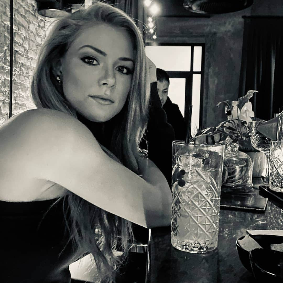 Nikki Leighさんのインスタグラム写真 - (Nikki LeighInstagram)「Meet me at the bar🍸. *Happy Holidays」12月22日 2時17分 - missnikkileigh