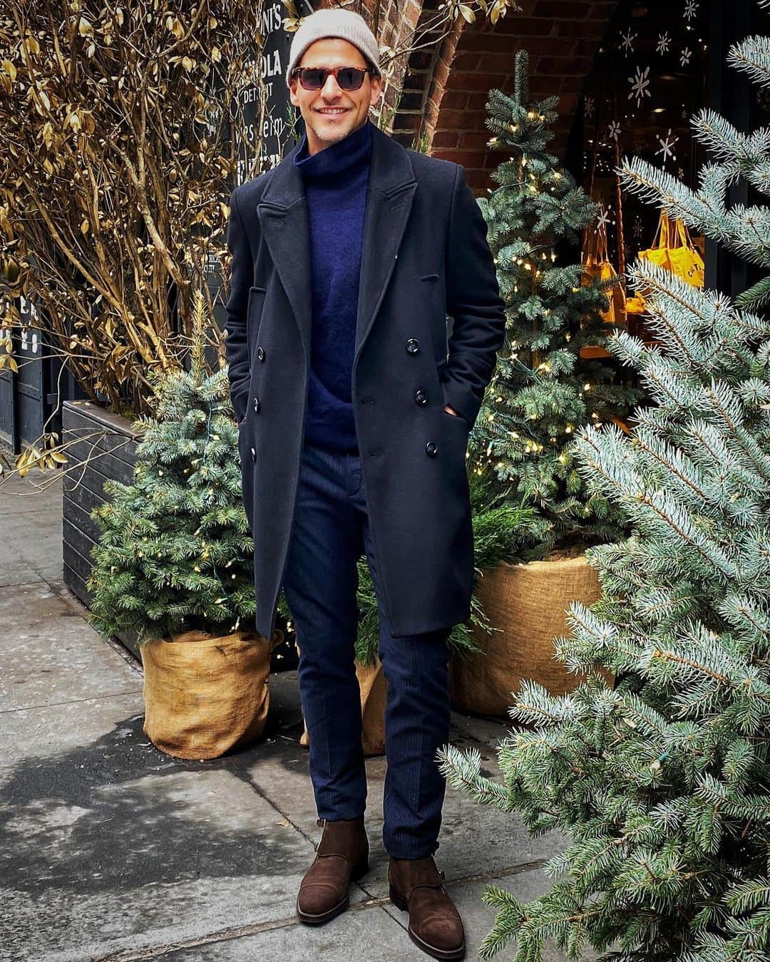 ヨハネス・ヒューブルさんのインスタグラム写真 - (ヨハネス・ヒューブルInstagram)「Back to Rollnecks 🥶 and on the hunt for our Christmas tree 🎄@mango_man #mangoman #missingChristmasMarkets #ad」12月22日 2時20分 - johanneshuebl