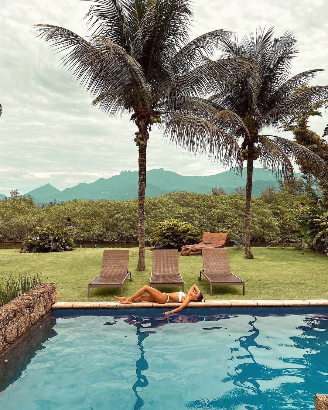 Camila Coelhoさんのインスタグラム写真 - (Camila CoelhoInstagram)「HEY BRASIL! Waiting for the sun come out☀️ So happy to be in ANGRA dos Reis for our traditional Family Christmas Vacation! #Brasil ———— Esperando o sol sair☀️ Oiiii Angra! Feliz em estar na nossa férias de Natal com a família - esse ano em Angra (obrigada @aluguetemporadabrasil por me ajudar mais vez a encontrar a casa/destino perfeito pra curtir com a minha família)! #AlugueTemporada」12月22日 2時23分 - camilacoelho