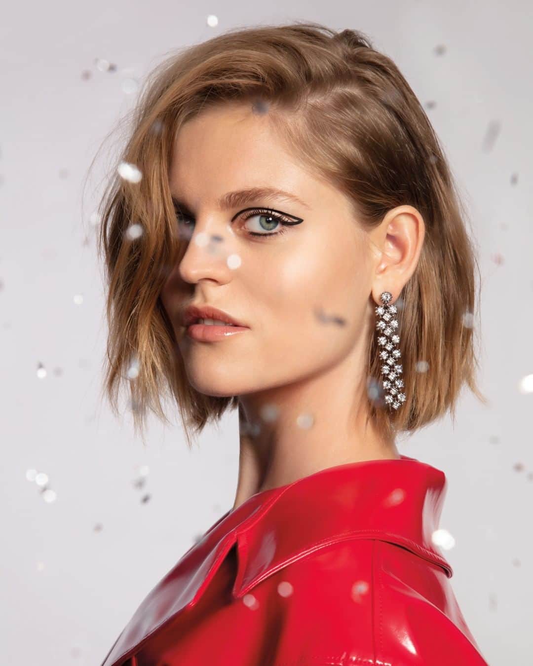 Smashboxのインスタグラム：「A hack for keeping your holiday look fresh (when you've run out of outfit options): mix things up with bold eyeliner shapes ✔️」