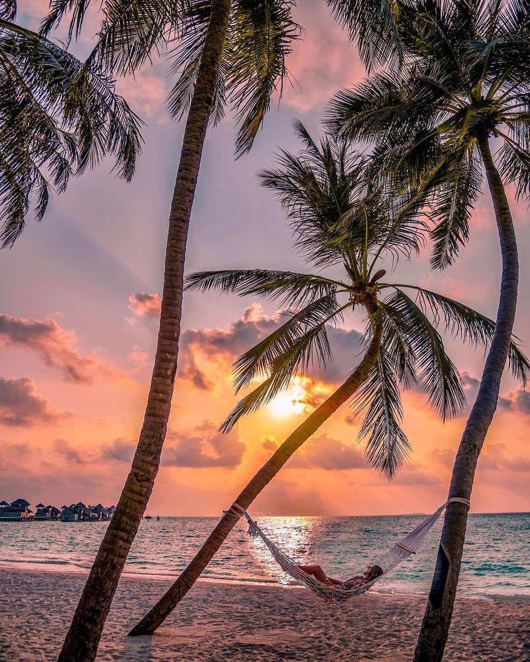 Izkizのインスタグラム：「Forever chasing sunsets ☀️ Are you a sunset or a sunrise person?」