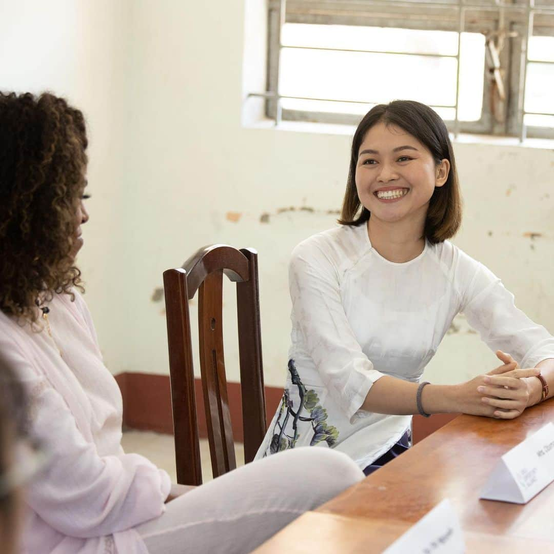 ミシェル・オバマさんのインスタグラム写真 - (ミシェル・オバマInstagram)「I’m still thinking about the inspiring young people I met in Vietnam and Malaysia, and the stories they shared with me. They’re young women like Dzung, who loved to learn but worried she would have to drop out of school to help to earn money for her family. Fortunately, Dzung had support: @RoomtoRead gave her the chance to continue her studies, and today she owns a convenience store and is one of the only women in her community to own a business. But achieving for herself isn’t enough for Dzung—she’s also funding the education of another girl through @RoomtoRead because as she says, “I want to open the door for other girls like me.” Dzung is just one of the extraordinary young women from the @GirlsOpportunityAlliance community, and through our upcoming special with @YouTube, we’ll be shining a light on adolescent girls’ education around the world. Stay tuned in 2020—I can’t wait to share these stories with you.」12月22日 2時34分 - michelleobama