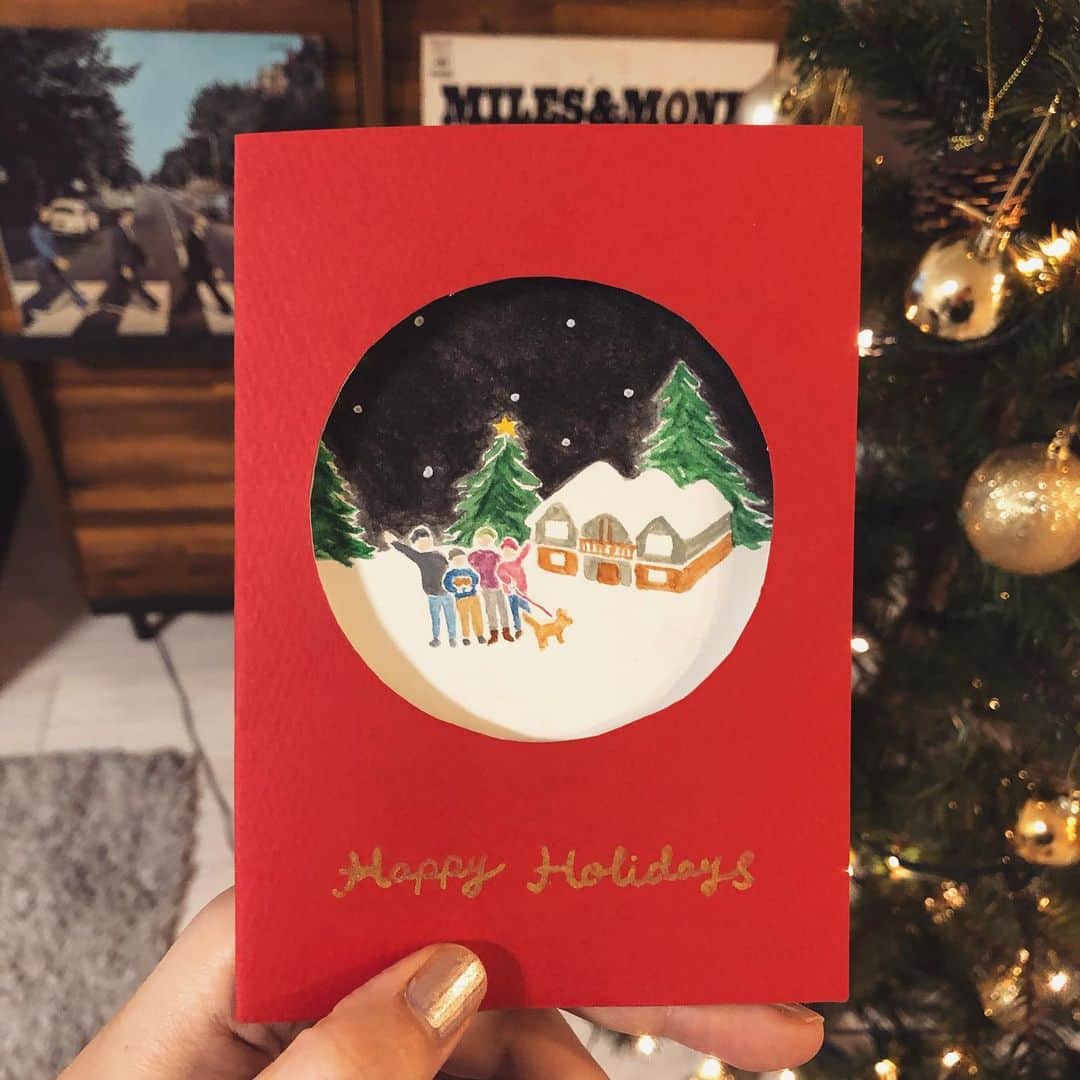 Apricots Artのインスタグラム：「my annual event🎅🏻 (creating a holiday greeting to my canadian family) . 毎年恒例のカナダへのクリスマスカード 今年は中身がスノードームのオーナメントになるしかけ⛄️ 手元に渡る頃には年明けだなこりゃ... . Created by Mina」