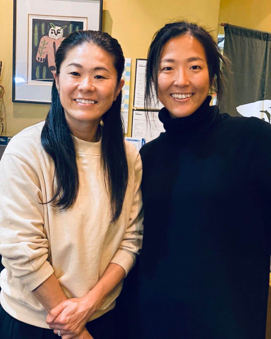 大儀見優季のインスタグラム：「My super star in my childhood!  now became an old teammate for national team and BELEZA... and she is being an amazing Mom for her little cutie.  She is wonderful person/women as usual ☺️ . . 久しぶりに澤さんにお会いしました。 とにかく楽しくて話が止まらなくて。 毎年恒例にしましょうね〜☺️ #homaresawa #澤穂希 #nadeshiko2011」