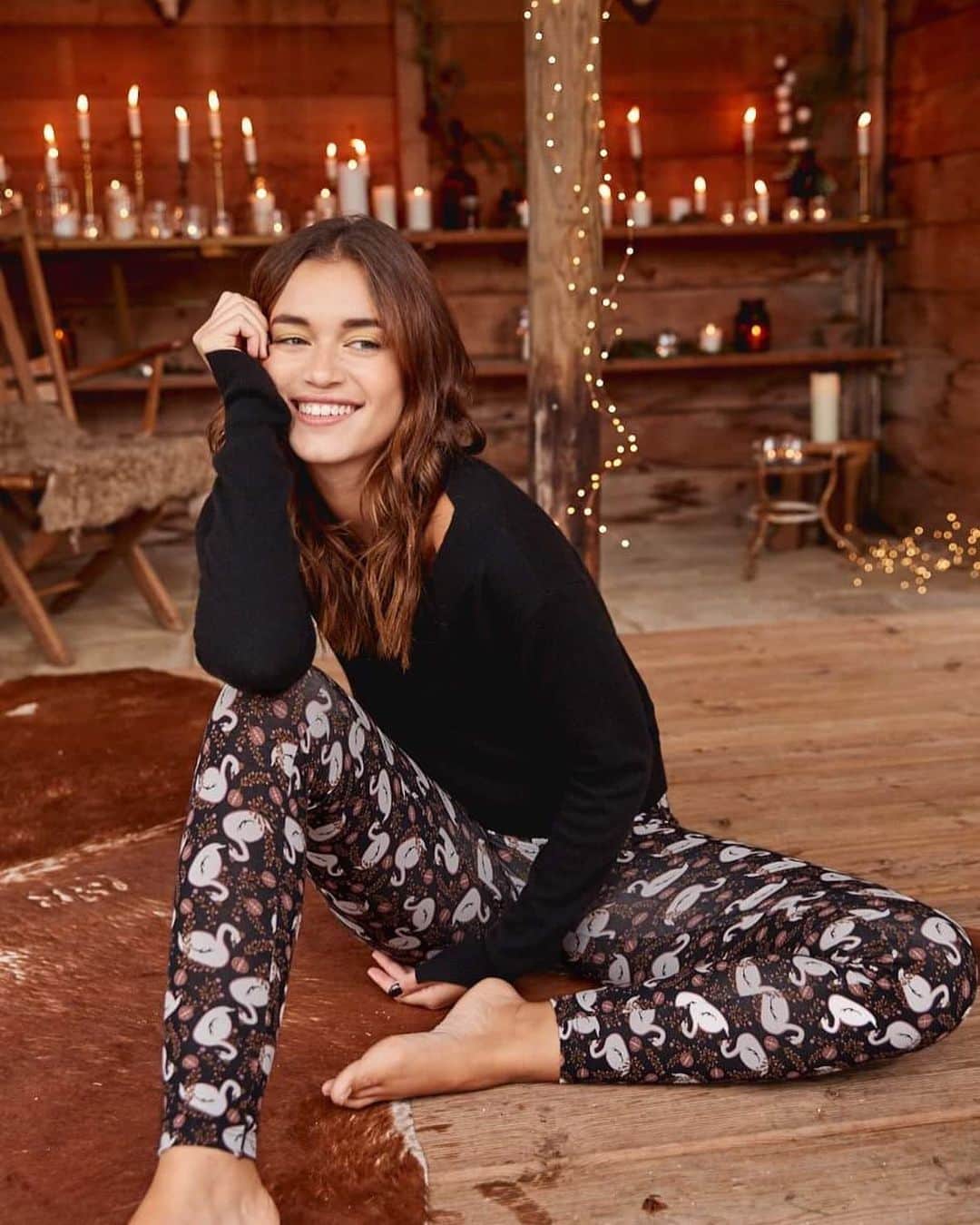 のインスタグラム：「Petit pull en cachemire et legging en coton imprimé : le duo parfait pour passer une journée coconning au coin du feu 😍 🔥 #princessetamtam #noelmagique #noeltamtam」
