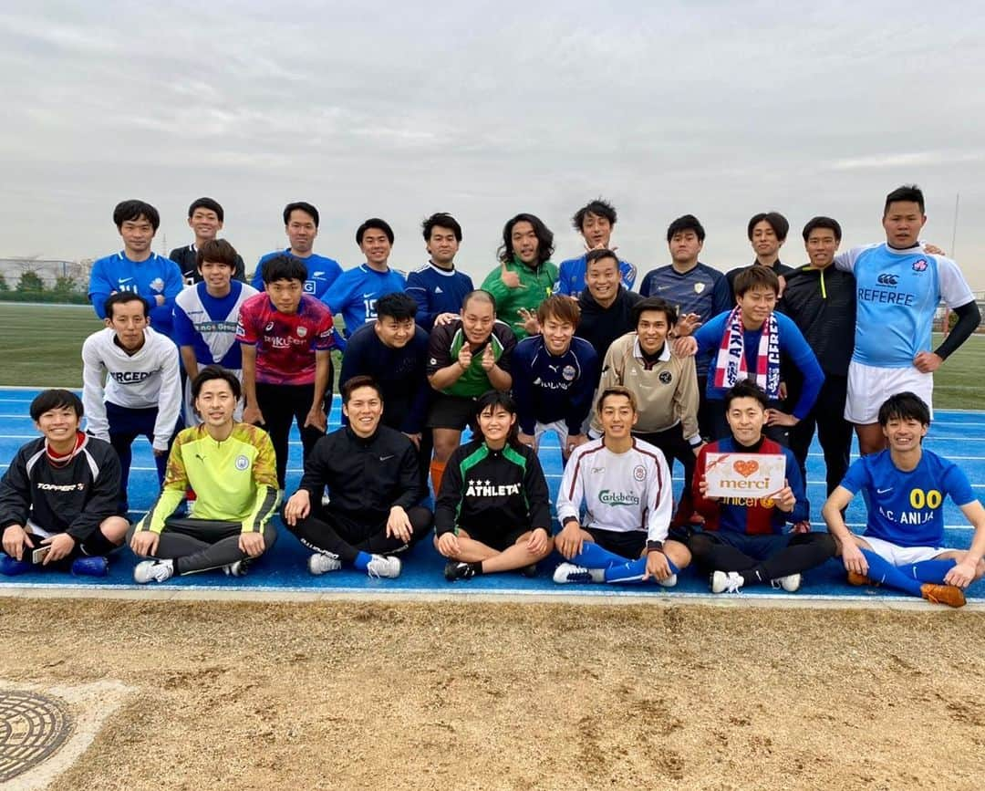 小山英機のインスタグラム：「. 先日、大阪よしもとサッカー部の昼練でした⚽️ 終わってからは、芸人の先輩であり高校の先輩でもあるアイロンヘッド辻井さんと共に吉田たちさんに胃袋お世話なりました！！ . #実は僕の着てるユニフォーム #セレッソ大阪 #に見せかけて #ヴィッセル神戸 #神戸開港150年記念ユニフォーム #でした #気づいた人すごい  #神戸開港好きな人と繋がりたい #サッカー #フットサル #フットボール #吉田たち #ゆうへいさん #こうへいさん」