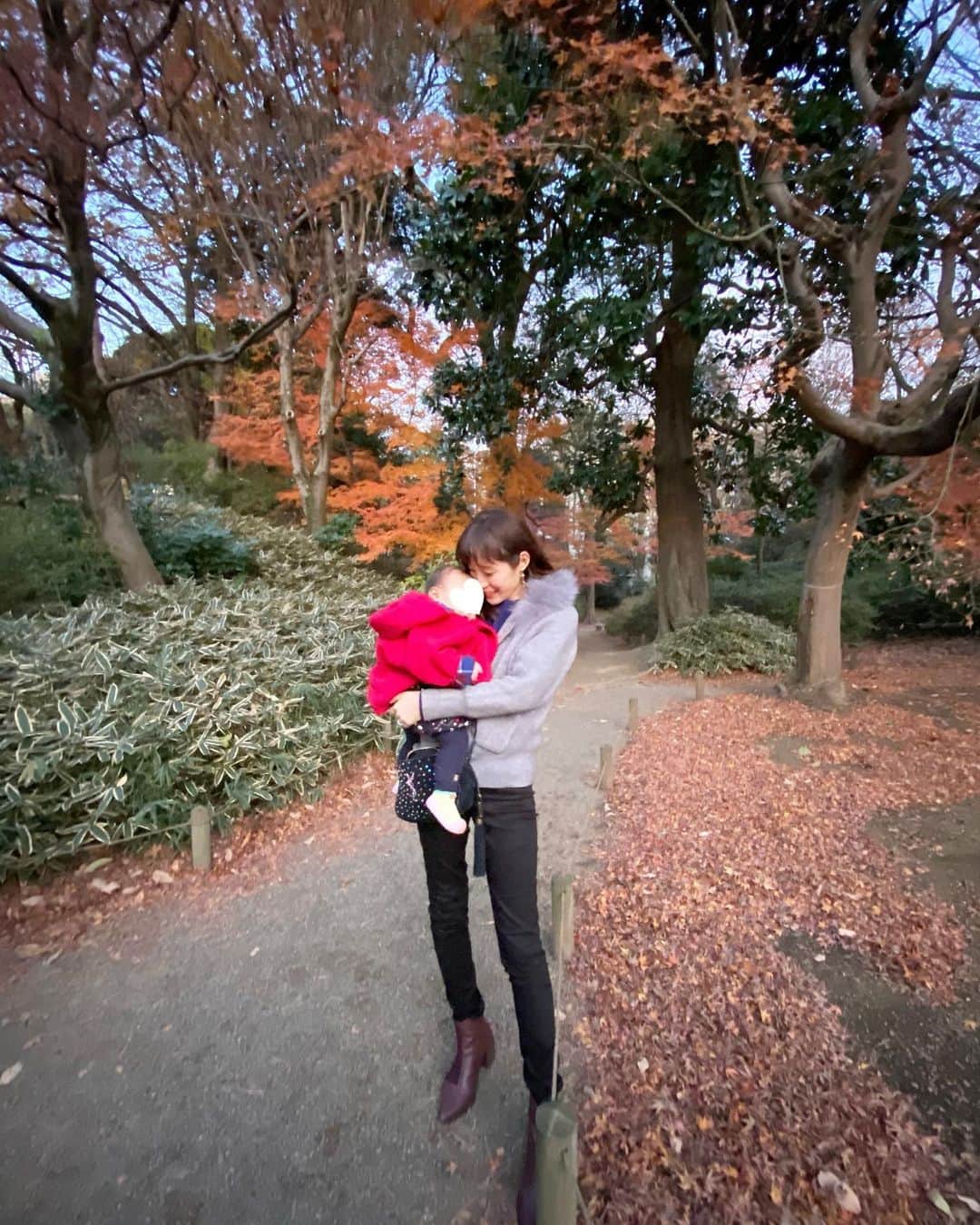 小林真由のインスタグラム：「⋆﻿ ⋆﻿ 腕の筋力はないのに﻿ 娘のことは今のところいくらでも抱ける💪🏻﻿ あと何年抱っこできるかな〜﻿ ﻿ iPhone11proの広角レンズがブームです🎄(私のじゃないけど🌞)﻿ 贈り物に追われる休日👼🏼﻿ ﻿ #六義園 #紅葉 #紅葉狩り #庭園 #子連れ　#ファッション #コーデ #ママコーデ #ママライフ #コーディネート #1歳 #女の子ベビー #女の子ママ #coordinate #fashion」