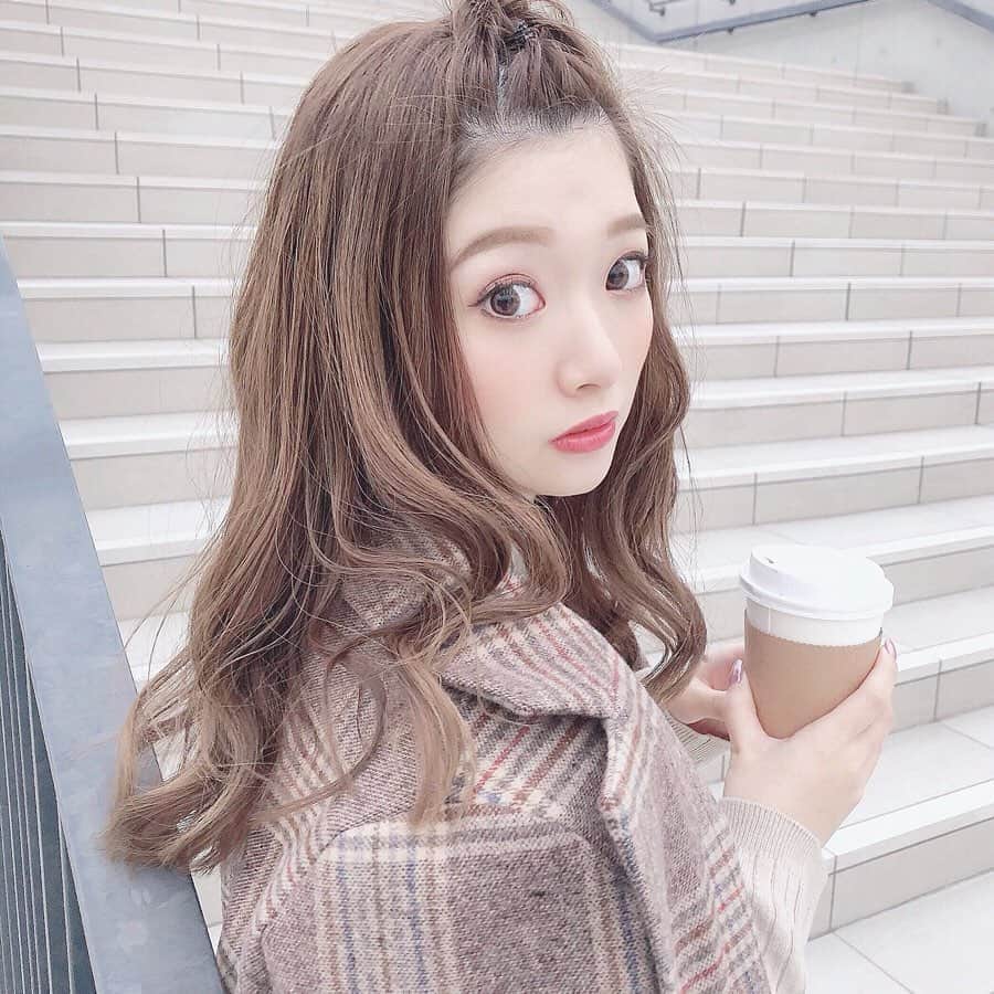 伊藤りかさんのインスタグラム写真 伊藤りかinstagram お散歩 ໒ ﾟ ちなみに ナチュラルメイク続行中 久しぶりに動画以外でデコだししてみたけど 太りすぎて顔がまん丸なのでもうしない 笑 でも この前髪アレンジ ちょんまげにくるりんぱ