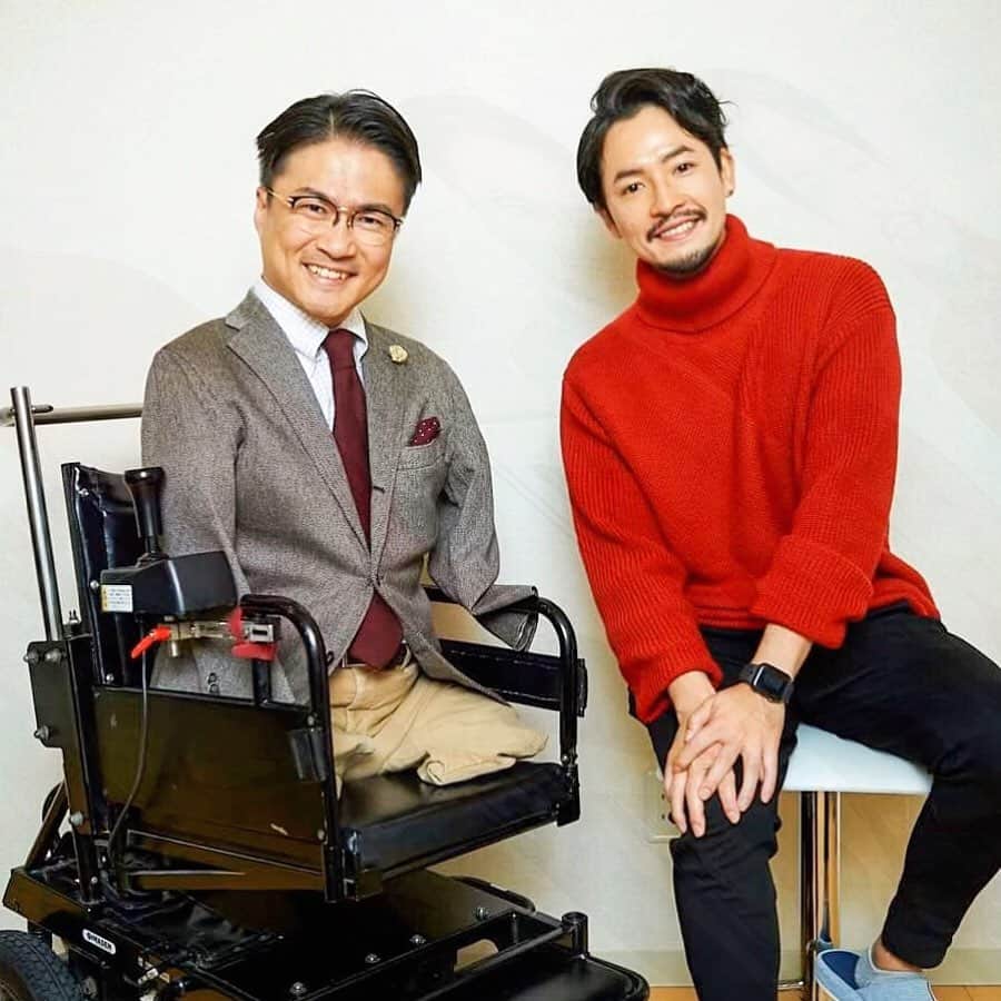 小柳津林太郎のインスタグラム：「先日は日経BPの取材で乙武さん( @ototake_official )と対談しました。 はじめてお会いしたのですが、芯が強くとても気さくな方で、知らない話もたくさん聞けて僕自身が一番勉強になりました🤗  最先端の義足を開発する、Ototake Projectを心から応援していきたいと思います💪  また記事が出来上がったらお知らせしますね^_^  #rinstagram #乙武洋匡 #四肢奮迅 #乙武義足プロジェクト #ビヨンドヘルス #日経BP #ヘルスケア #義足 #ototakeproject #取材 #対談 #🌹」