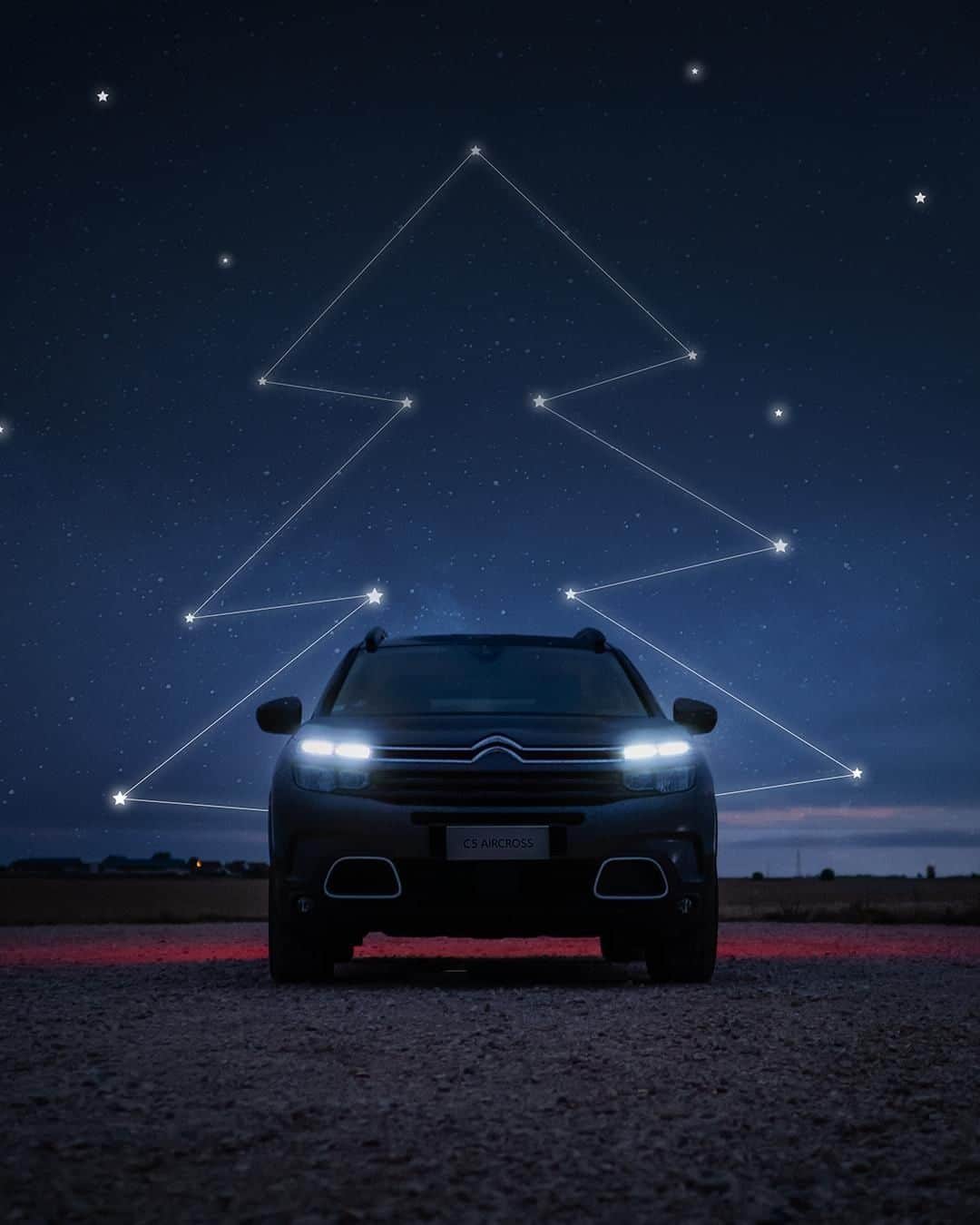 のインスタグラム：「クリスマスは、どこでお過ごしですか？ 📸 @justartinn - #Citroën #C5AircrossSUV #Holidays #HolidaySeason #MagicInTheAir #Stars #Constellation #CarsOfInsta #Adventure #ChristmasSpirit #Sky」