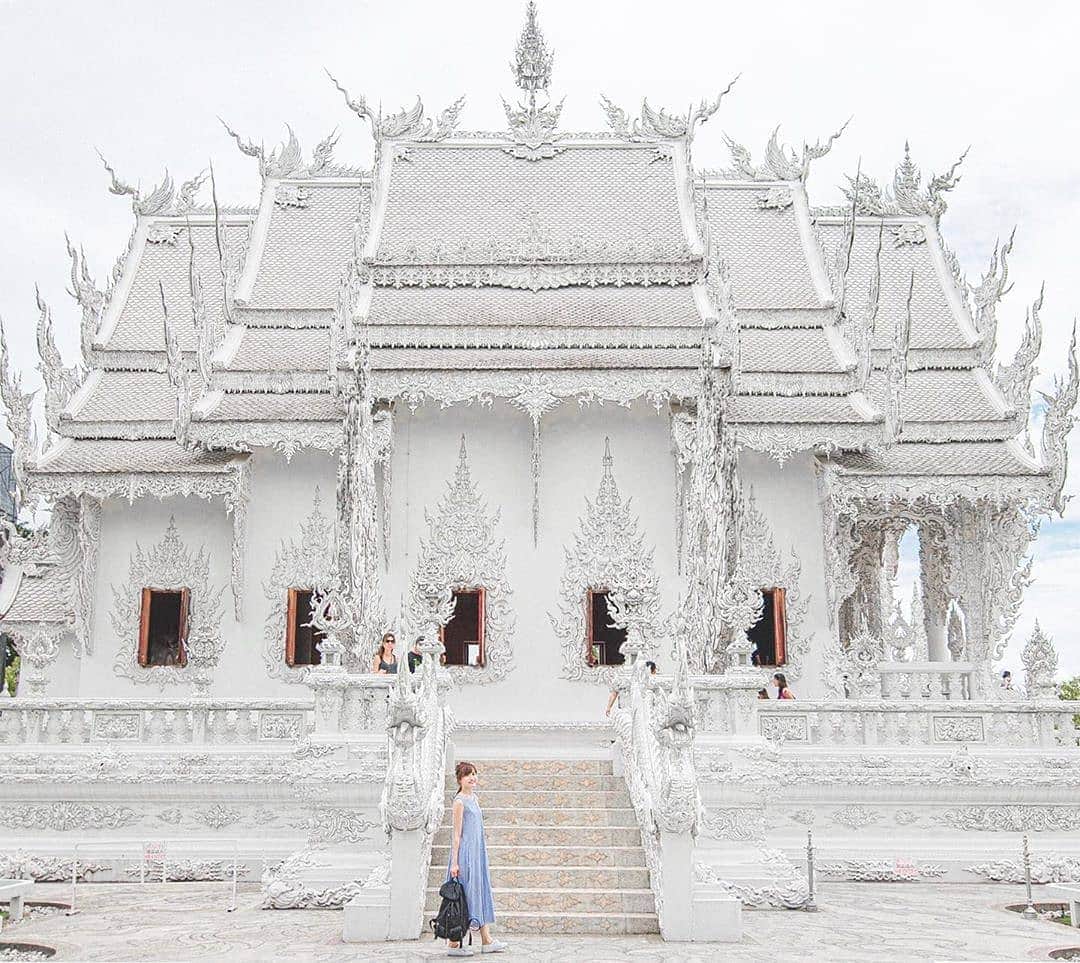 タイ国政府観光庁さんのインスタグラム写真 - (タイ国政府観光庁Instagram)「⠀ ／⠀ 皆さま☀️⠀ サワッディー・カー🙏⠀ ＼⠀ ⠀ 今日の #thailovers は... @mn00 さん😘⠀ ⠀ ✨チェンライにある純白寺院「ワットロンクン」でパチリ✨⠀ ⠀ 純白に輝く美しいデザインの建築と細かい装飾は斬新で圧巻です‼️⠀ 別名ホワイト・テンプルとも呼ばれています🙆⠀ ⠀ 📷 @mn00⠀ 📍ワットロンクン⠀ ⠀ ・・・・・・・⠀ ［タイ好き（THAI LOVERS）な皆さんの写真を大募集🇹🇭💕］⠀ ⠀ ハッシュタグ #thailovers をつけて、タイで撮影した写真を投稿すると、こちらでご紹介させて頂くことがあります🐥⠀ ⠀ 皆様からの投稿をお待ちしています‼️⠀ ⠀ #repost #タイ #チェンライ #ワットロンクン #ホワイトテンプル #タイ寺院 #お寺巡り #インスタ映え  #フォトジェニック #こんなタイ知らなかった #もっと知りタイ  #タイ旅行 #チェンライ旅行 #女子旅 #タビジョ #thailand #chiangrai  #whitetemple #temple #thaistagram #amazingthailand #thailandtravel #thailandtrip #thai #genic_thailand #lovethailand #girlstrip #tabijyomap_thailand」12月21日 18時10分 - amazingthailandjp