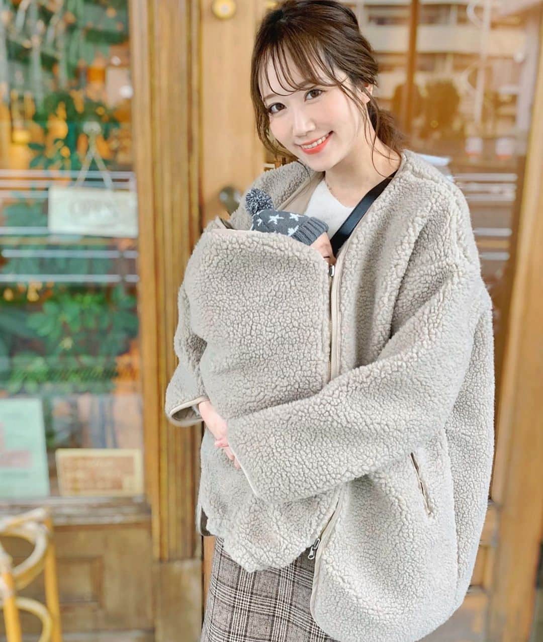 のインスタグラム：「ずっと欲しかった @pearls_onlinestore のママコート🥰⠀ ⠀ 前のダッカーはファスナーで簡単に付け外しが出来て とても便利なんです💕(2枚目が外した状態)⠀ ⠀ 抱っこ紐カバーってかさばるし少し面倒だったから、 こりゃ楽でありがたい😭✨⠀ ⠀ 暖かくてしっかり防寒できるのに 軽いのも嬉しいポイント😍⠀ ⠀ しかもボアとサテンのリバーシブルで なんと4way仕様❣️ これからの時期たくさん活躍してくれそうだ♡♡⠀ ⠀ おばあちゃんと喫茶店でお茶して 幸せなひと時でした☺️💕 ・ ・ ・ #ママコート#pearls_onlinestore#ママコーデ#ボアジャケット#男の子ママ#生後3ヶ月#赤ちゃん#成長記録#プレママ#ママリ#ベビスタグラム#親バカ部#初マタ#赤ちゃんのいる生活#ベビー用品#赤ちゃんのいる生活#ママライフ#mamagirl」