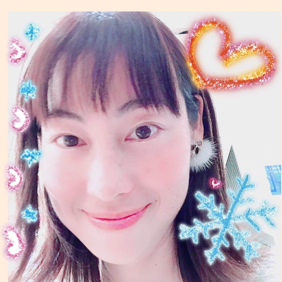 佐藤康恵さんのインスタグラム写真 - (佐藤康恵Instagram)「今日は、〈Y,S Jewel〉💠ミントグリーンのファークリスタライズイヤリングで有楽町マルイでミーティング🌟 耳元に雪❄️が降ったみたいに今日の自分にヒラメキをくれる気がするんだ💖 ♡ ♡ ♡ 娘も一緒にミーティングに参加⁈😄というかなんというか🌟でも、時々グズって泣いたりするけど、私より周りの人たちが娘を一瞬にして笑顔に変えちゃう❣️ 子育てって、本当、1人じゃ何も出来ないなあと改めて思う❣️ 世間のママ、くれぐれも頑張っちゃダメだよーってね(^^)♡♪ 【12/20～12/31 期間限定】 今年1年間の感謝を込めて、5%OFFクーポンをプレゼント♪ 商品購入画面でクーポンコード≪ shop2019thanks ≫を入力して下さい。 新作や人気商品にもご利用いただけますので、ぜひ【Y,S Jewel】でのお買い物をお楽しみください！  https://shop.ysjewel.me/  #商品増やさなきゃ！ #ミーティング #来年はすごいぜ #佐藤康恵 #歌手 #女優 #モデル」12月21日 18時16分 - yasuesato.official