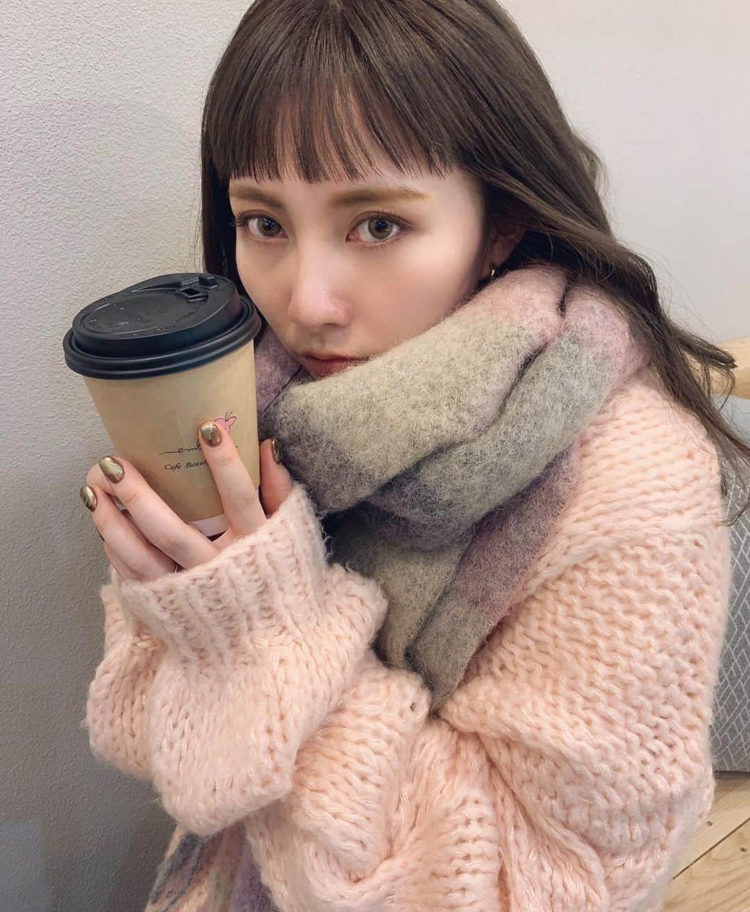 中野真理亜のインスタグラム：「. ただいまおんまゆ😝 よく質問頂くサロンはこちら💗 @cal__hair . 親友ちゃんのサロンで脱毛してきました💗 ゆず蜂蜜🍯がうんまーなの💗 しかし2019年で1番痛くて叫んだ日。 #叫んだ人と繋がりたい . #おんまゆ #オン眉#オン眉ロング  #グレージュ#冬コーデ#ファッション」