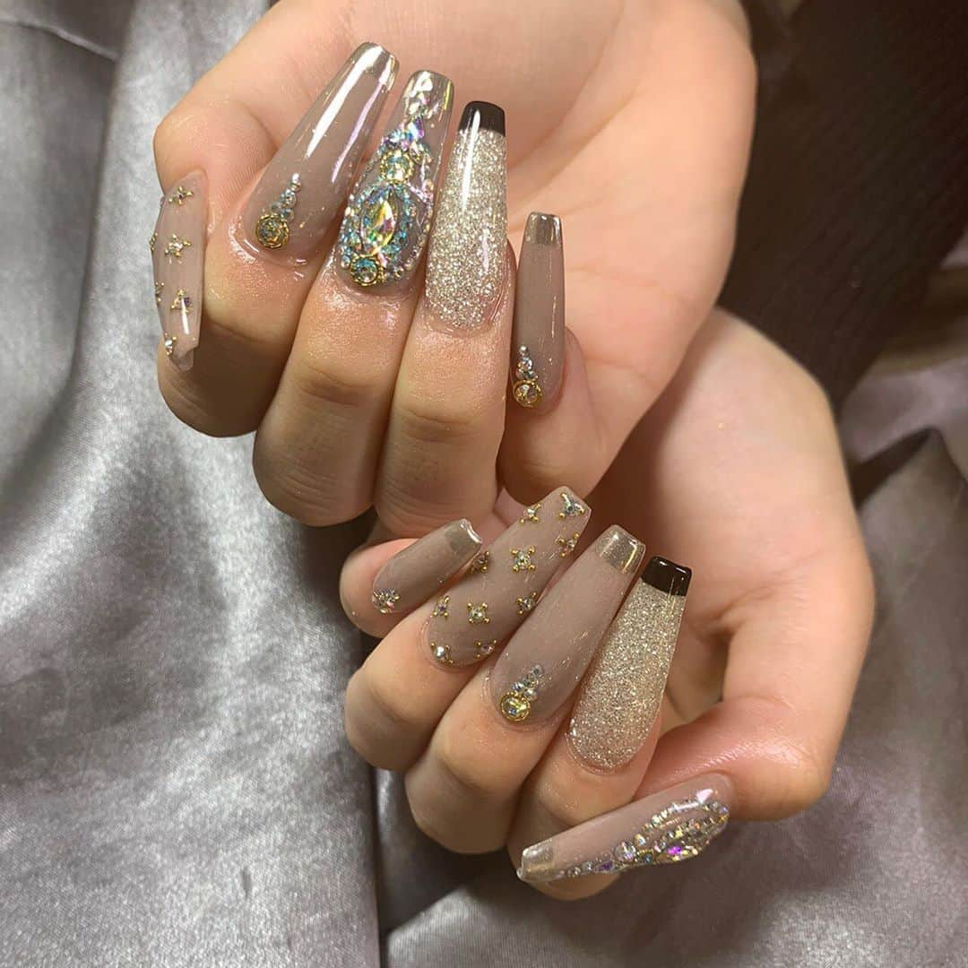 大木美里亜（みりちゃむ）さんのインスタグラム写真 - (大木美里亜（みりちゃむ）Instagram)「💕💅New nail💅💕 。 。 。 今回は、グレージュベースにして大人しめにしつつ、ストーンでギラギラにして1本ずつラメにしたよ〜 。 。 大人っぽいけど自分らしさ残した✨ 。 。 。 #ネイル #nail」12月21日 18時20分 - mirichamu_0710