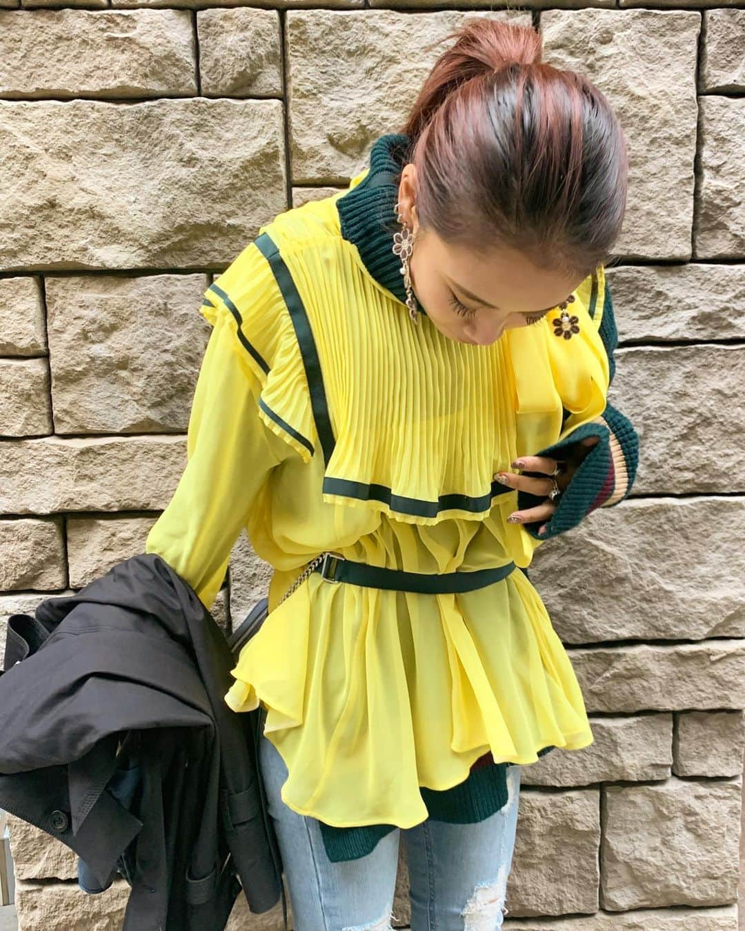 田辺莉咲子さんのインスタグラム写真 - (田辺莉咲子Instagram)「sacaiの好きな服💭 右腕だけレースカーテンくらい薄くて めっちゃ寒い❄️ 今日寒いねー！ かわいいお洋服のブランド知りたすぎるから皆さんシェアしてくれたら大喜び✨ . . #sacai #オーダーメイドピアス」12月21日 18時24分 - risako_tanabe