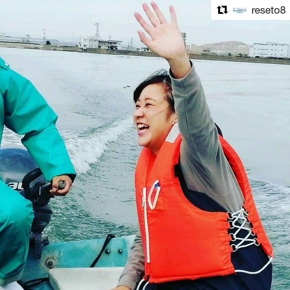 岡山放送さんのインスタグラム写真 - (岡山放送Instagram)「#Repost @reseto8 (@get_repost) ・・・ Re:SETO（リセット）絶滅危惧種ハンタースペシャル第2弾の放送が近づいてきました🚣‍♂️👍👍 颯爽と幻のウナギ探しに繰り出している 矢野アナ、いい表情してるけど… この後とんでもない展開に😵😵😵😵 #Re:SETO #年末28日放送 #午後2時45分から #絶滅危惧種 #スペシャル #矢野みなみ #船が似合う #身体を張ってる #アナウンサー  #サザエさん×OHK#瀬戸内環境キャンペーン#Re_SETO #8ch#岡山放送」12月21日 18時25分 - ohk_official