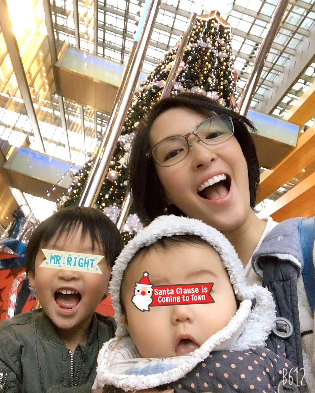 蒲生麻由のインスタグラム：「二子玉川のおっきなツリー見てきたよ🎄 毎日わちゃわちゃで、﻿ ぐちゃぐちゃだけど、、、﻿ かけがえのない日々😚﻿ ﻿ #mamalife #babyboys #myson #男の子ママ﻿ #2歳10ヶ月 #生後4ヶ月 #兄弟 #３学年差 #brothers #momandsons」