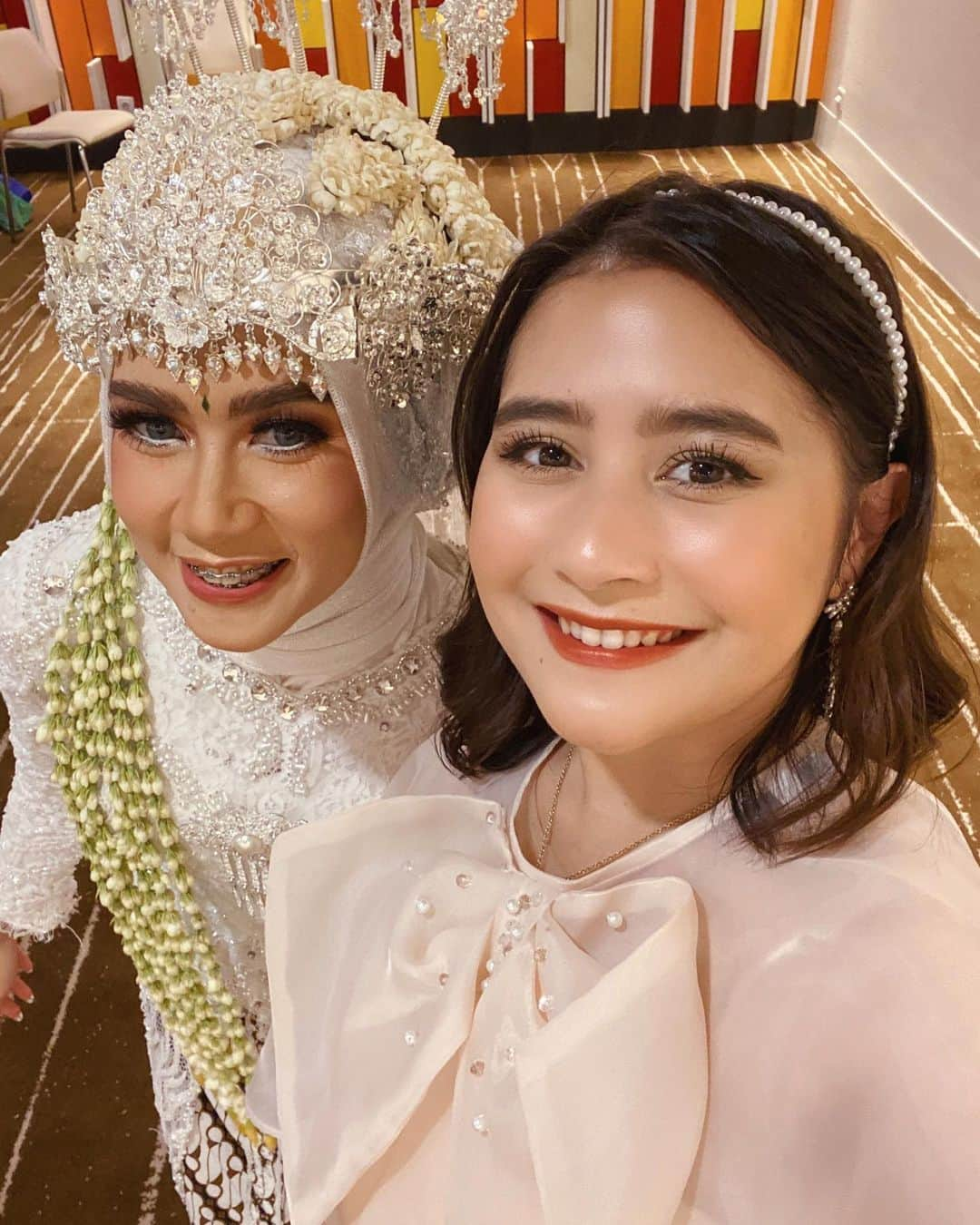 Prilly Latuconsinaさんのインスタグラム写真 - (Prilly LatuconsinaInstagram)「Sarah, gue masih inget banget saat-saat dimana kita main masak-masakan pake daun, main bayi-bayian, jajan es mambo terus ngumpet-ngumpet naik sepeda keliling kompleks. Lalu waktu berjalan begitu cepat, sekarang gue ngeliat lo dengan kebaya cantik menjadi pengantin paling anggun yang pernah gue liat. gue gak bisa nahan nangis disaat akhirnya lo sah menjadi seorang istri. sekali lagi, selamat membuka lembaran baru dan memulai perjalanan panjang dengan laki-laki beruntung yang lo pilih. gue happy tapi gue agak galau berasa ditinggal belom lagi menghadapi ibu-ibu yang nanya "kapan nyusul?" 💆🏻‍♀️ hahaha! but I'M SO HAPPY FOR YOU!」12月21日 18時30分 - prillylatuconsina96