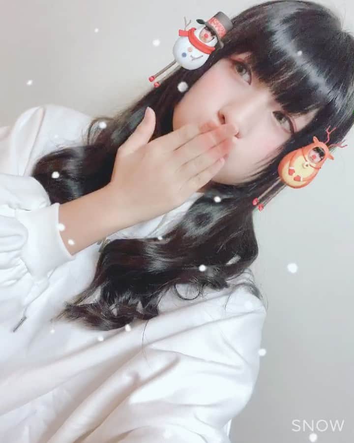 りりりのインスタグラム：「🎄🎄🎄 もれた〜🎅 🎄🎄🎄 このSNOWのフィルター可愛すぎん！？！？💓 #りりり #メイク #りり誕ぶりにした #snowcam #クリスマス #分身」
