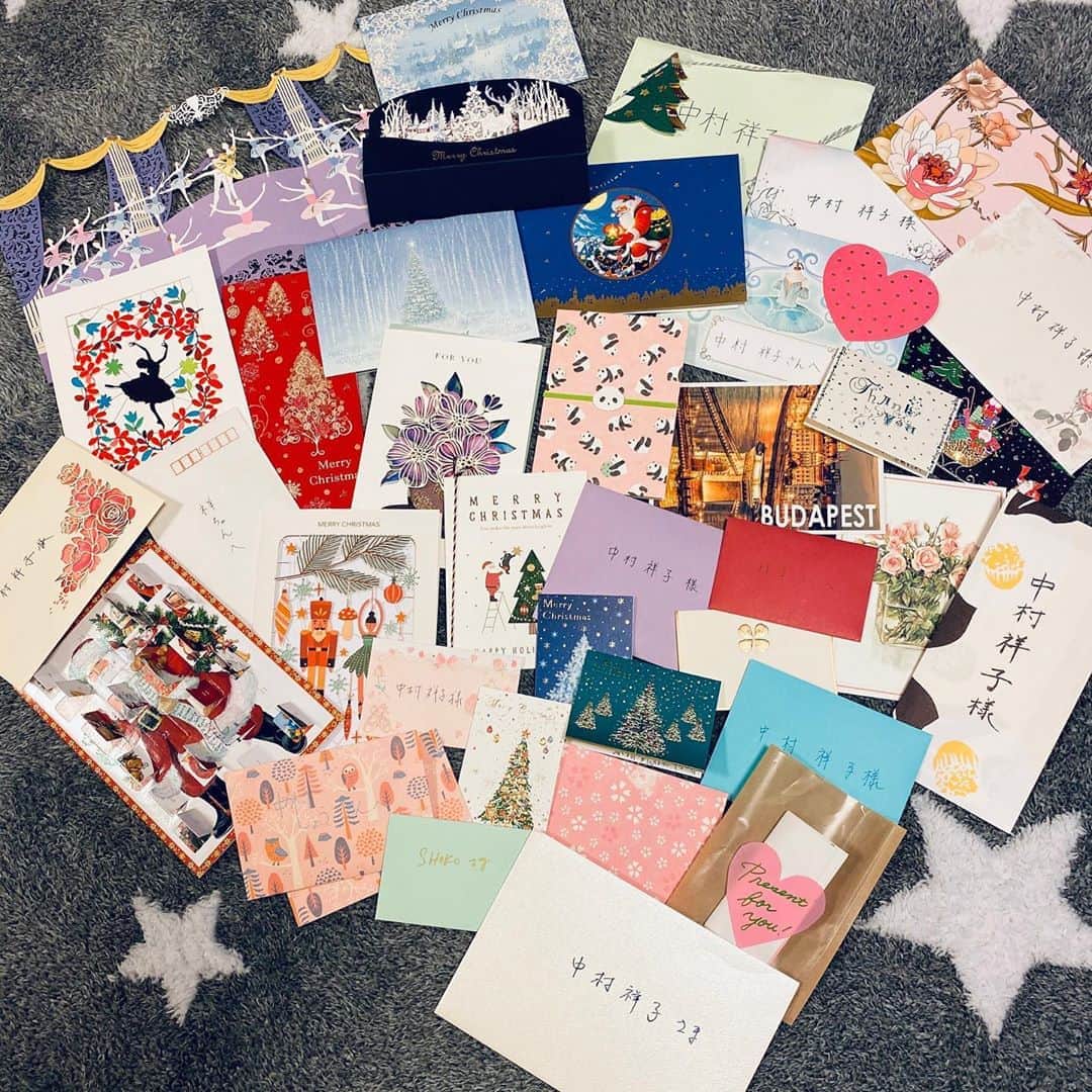 中村祥子のインスタグラム：「今年も素敵なお手紙や メッセージ、そしてたくさんのプレゼントを頂きました‼️とても可愛いらしいメッセージ、応援メッセージ、そして感動を伝えて下さるメッセージ☺️ どれも心に響くメッセージばかりです❤️息子からは、ラブレターの数すごいね〜😍って。本当にとても有り難く大切なメッセージばかり👍全てをここに載せることはできませんし、なかなか返信まで出来ませんが、全て大切に読ませて頂いてます。ありがとうございます☺️❤️👍 安らぐ瞬間のティータイム☕️とても美味しいシュトーレンを頂きました😋 ティラミスは、パパビスラフ作😄 福岡の舞台後には、王子とドロッセルマイヤと屋台へ🥳いろいろ語りました😉 最初の東京公演後に、家族で散歩🎄息子も大きくなったな〜😊私は、まだ髪にシルバーの色が残ったまま、そしてキラキラもついちゃってる😂 今年も本当に頑張った🎉😁 頑張れるための素晴らしい環境に感謝です✨✨✨☺️この先もどんどん前進していこう👍👍👍 #みんなありがとう #shokonakamura」