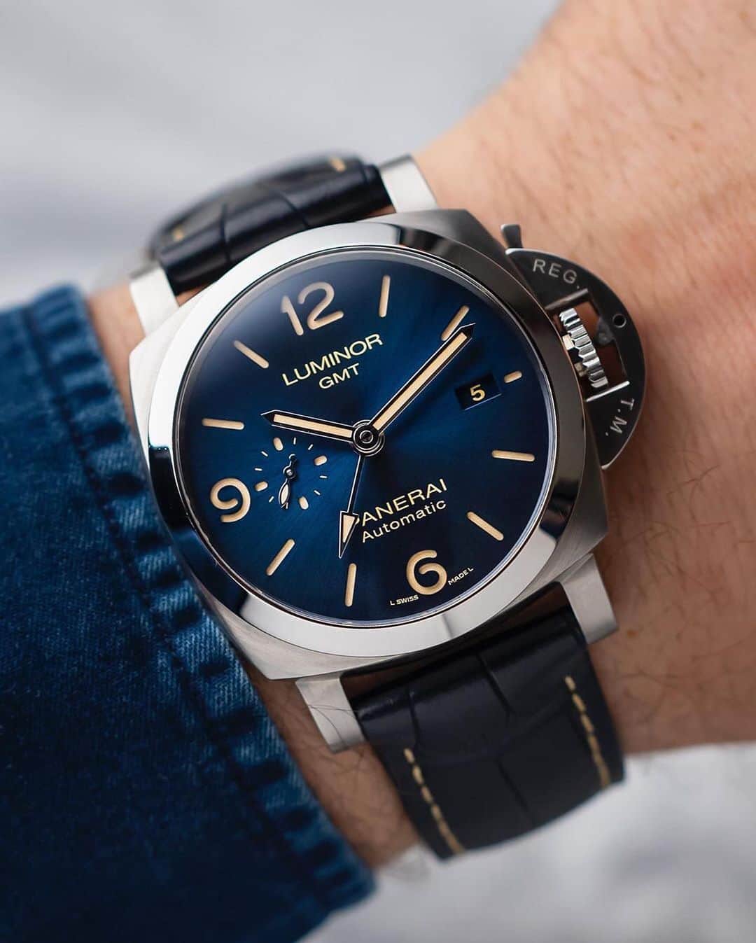 Daily Watchさんのインスタグラム写真 - (Daily WatchInstagram)「The 44mm Panerai Luminor GMT PAM01033 with stunning blue dial 👌🏼 Price: $8,800 (Excl. sales tax). Photo by @horologyhouse」12月21日 18時37分 - dailywatch