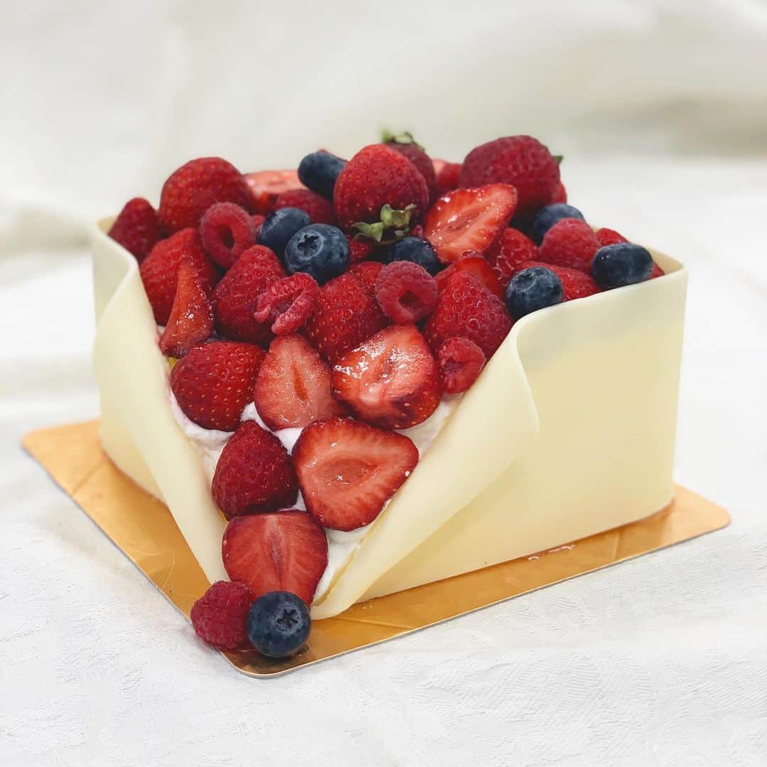 のインスタグラム：「🍓 ケーキからこぼれ落ちるいちご…中はしっとりスポンジと軽やかな生クリームのショートケーキです🍰 たっぷり乗った甘酸っぱいいちごとベリーがたまりません🥺 @conrad_tokyo の「ノエル・フレーズ」は話題になること間違いなしの"映える"クリスマスケーキ！家族みんなが大好きなショートケーキもこんな風貌なら嬉しいサプライズですね♡ 大人はぜひシャンパンと一緒に、"口福"なクリスマスをお楽しみください🍾💕 ・ ・ #コンラッド #コンラッド東京 #conrad #クリスマスケーキ #クリスマス2019 #クリスマスギフト #ショートケーキ #🍓 #婦人画報 #fujingaho」