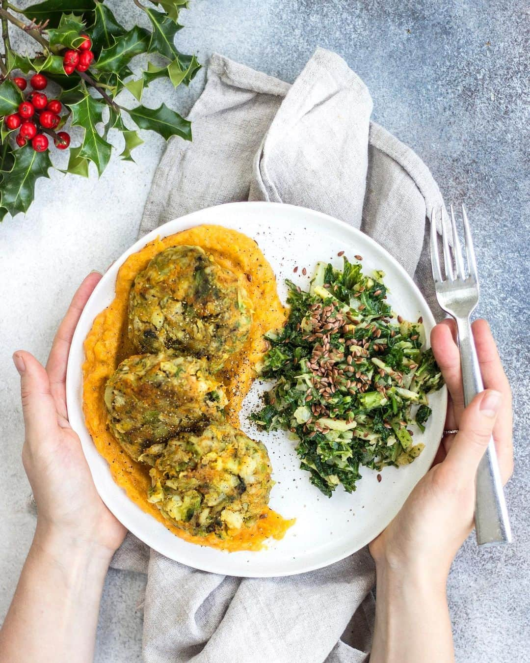 Zanna Van Dijkさんのインスタグラム写真 - (Zanna Van DijkInstagram)「Festive Bubble & Squeak Cakes 😋🌱 AD The ultimate easy winter dinner which uses the brand spanking new @strongrootsuk winter range of veggie sides, but makes the veggies the main event because you know I’m all about #plantpower 🙌🏼 This is an easy and convenient freezer dinner and great for when you’re in a pinch! ✅ 1⃣ Roast a bunch of @strongrootsuk butternut squash cubes & brussel sprouts on a baking tray for 15-20 minutes until soft. 2⃣ Throw all the sprouts and half the squash into a bowl with 2 tbsp of flour and mash until combined.  3⃣ Blend the remaining butternut squash into a purée to serve alongside the cakes. 4⃣ Form the mash into balls and place into a frying pan on a medium heat with a touch of oil. Flatten slightly and fry on each side until golden brown. (3-5 minutes). 5⃣ Place a few handfuls of @strongrootsuk winter greens into a small saucepan and allow to wilt down whilst the cakes are cooking. 6⃣ Serve alongside the cakes with a sprinkle of seeds and dollop of the purée to finish. Yum! 🥰 I’m such a bubble & squeak fan, so this is right up my street! Don’t forget to tag me if you try this recipe out! ❤️ #STRONGROOTS #strongsquad #veganeats #veganmeal #plantbased #plantpowered #freezermeal #easydinner #quickrecipe #veggiemeal #veggierecipe」12月21日 18時39分 - zannavandijk