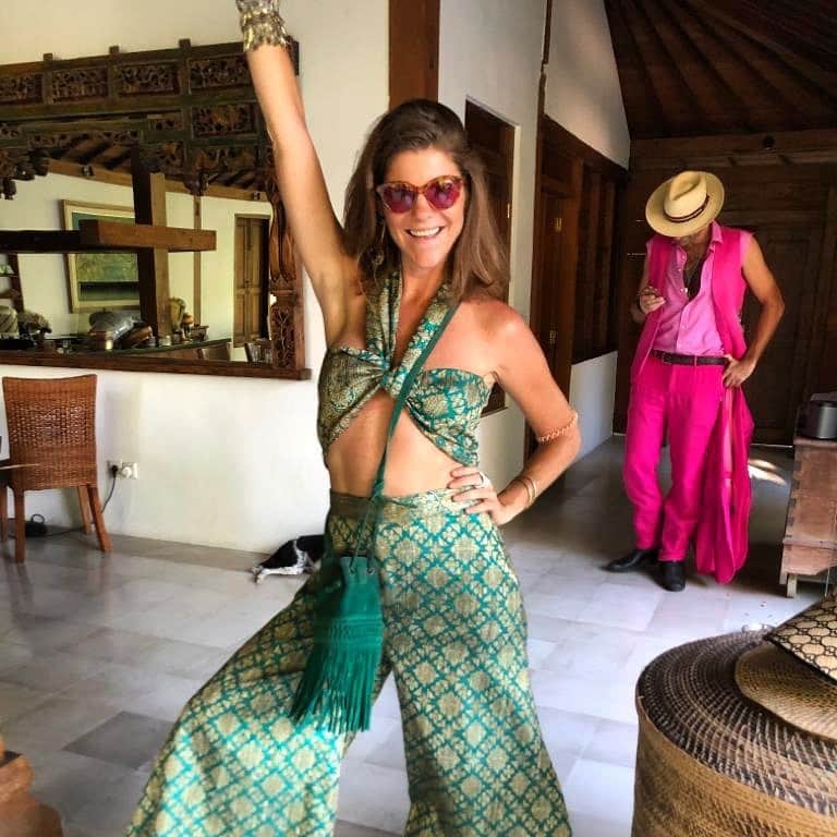 のインスタグラム：「Getting into the tropical festive mood 🎉💓💚 📸@livsmccall ! 🙌」