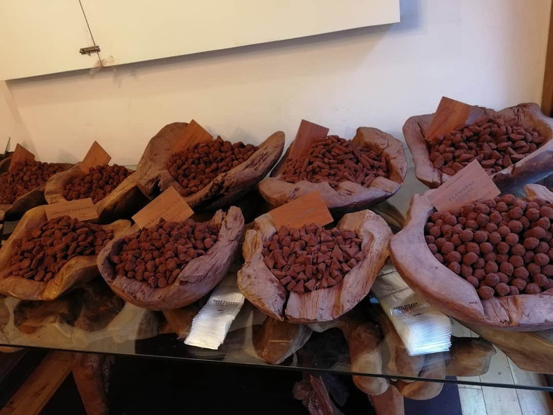 桐島瑞希さんのインスタグラム写真 - (桐島瑞希Instagram)「【チョコレート天国🍫🕊】 ブリックレーンの美味しいチョコレート屋さん💕 量り売り&箱にも詰められるよ✨ ベルギーのブリュッセル思い出す🤭  #darksugars #chocolate #chocolatelover #チョコレート #チョコレート大好き #bricklane #ブリックレーン #ロンドン #london #ロンドン暮らし #ロンドングルメ #ロンドン生活」12月21日 18時44分 - mizkirisiii