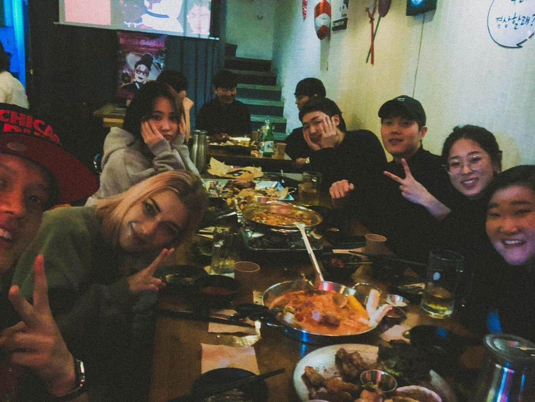プニエル のインスタグラム：「Pic from Radio dinner. Thank you for all the 300 day presents! 🙏  라디오 회식 사진! 300일 선물 고마워요! 🙏」