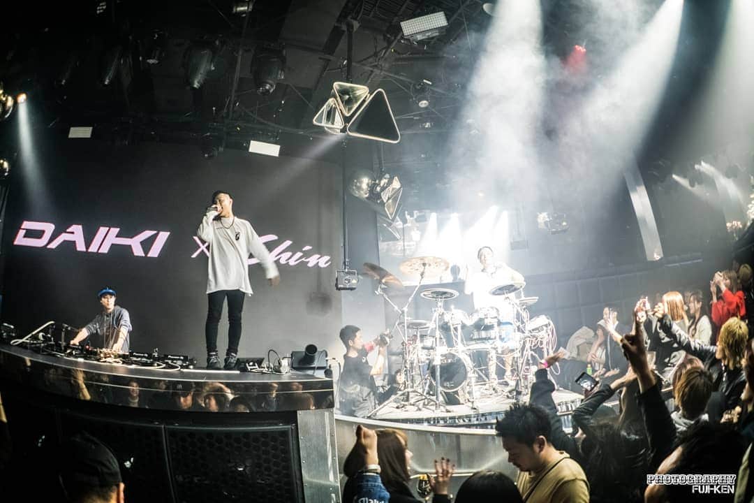 のインスタグラム：「We had a party with @octagonseoul & @seloctagontokyo_official 🇯🇵&🇰🇷 It was amazing party even weekday!! . オクタゴン東京にDJ出演し、平日のオクタゴン過去最高動員数となり満員御礼🙇たくさんの方に集まっていただき本当にありがとうございました！！ . DAIKIとDrummer SHINとLIVE Setも見ていただき心から感謝です🥁今後の活動がより一層楽しみになりました🔥🔥🔥 . 次回オクタゴン出演は2/1土曜日です🎧 . 僕のバースデー🎂パーティーを オクタゴンでやっていただけるという事で 乾杯していただけたら嬉しいです！！ . 皆さん2/1土曜日は六本木オクタゴンに 大集合よろしくお願いします😊」