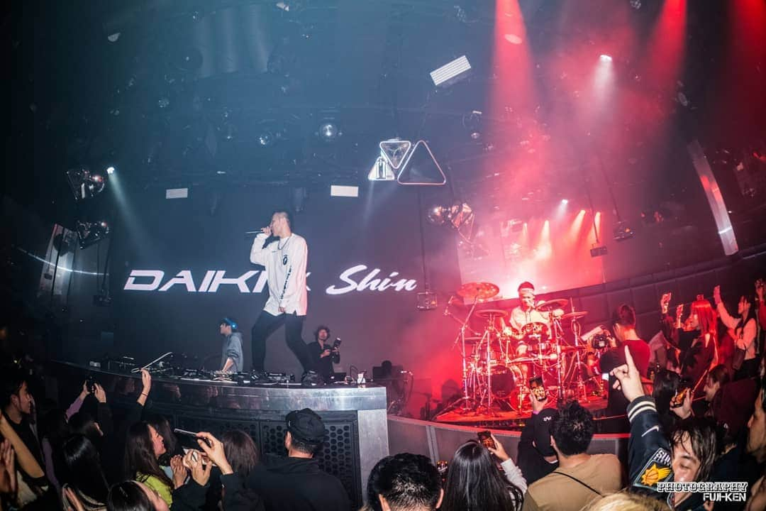 DJ DAIKI（若林大輝）さんのインスタグラム写真 - (DJ DAIKI（若林大輝）Instagram)「We had a party with @octagonseoul & @seloctagontokyo_official 🇯🇵&🇰🇷 It was amazing party even weekday!! . オクタゴン東京にDJ出演し、平日のオクタゴン過去最高動員数となり満員御礼🙇たくさんの方に集まっていただき本当にありがとうございました！！ . DAIKIとDrummer SHINとLIVE Setも見ていただき心から感謝です🥁今後の活動がより一層楽しみになりました🔥🔥🔥 . 次回オクタゴン出演は2/1土曜日です🎧 . 僕のバースデー🎂パーティーを オクタゴンでやっていただけるという事で 乾杯していただけたら嬉しいです！！ . 皆さん2/1土曜日は六本木オクタゴンに 大集合よろしくお願いします😊」12月21日 18時46分 - daiki.wakabayashi