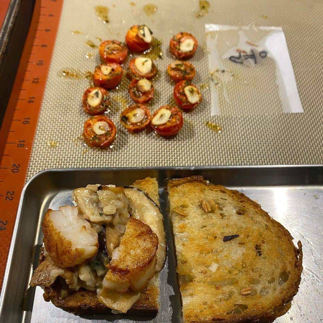 ユリ さんのインスタグラム写真 - (ユリ Instagram)「CICCHETTI 😋 드라이토마토. 버섯.관자로 한입크기 이탈리아 핑거푸드 - 치케티 만들기 . 내 한입은 이렇게 크.... 커요 #cicchetti #유리한요리#有利한요리」12月21日 18時49分 - yulyulk