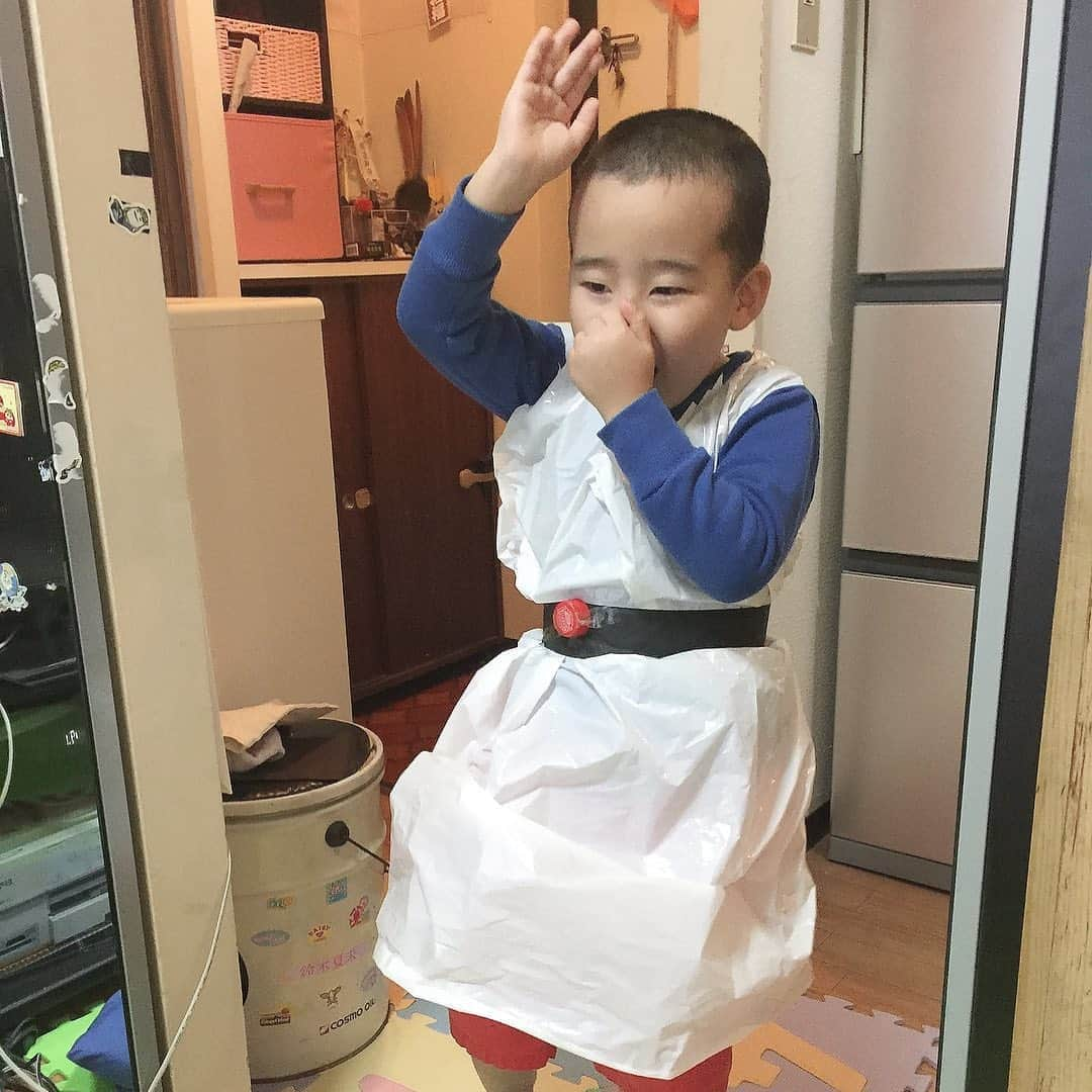 鈴木夏未さんのインスタグラム写真 - (鈴木夏未Instagram)「宇宙服 ・ ・ 幼稚園で作ってきた！ ・ ・ #宇宙服  #幼稚園 #息子6歳  #幼稚園年長組  #こどものいる暮らし」12月21日 18時49分 - natyumisuzuki