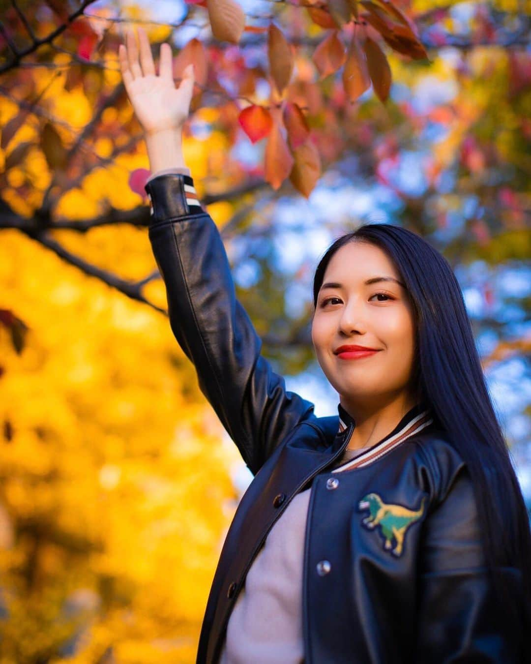 上田真実のインスタグラム：「* * * * 平和公園の紅葉🍁·˖✶ * * とても鮮やかなイチョウでした！ 銀杏食べたいwww * * * * #広島 #ローマ教皇 #ローマ教皇来日 #イチョウ #平和公園 #平和記念公園 #広島平和記念公園 #広島撮影会 #紅葉 #撮影会 #ポートレート #カメラ好きな人と繋がりたい #写真好きな人と繋がりたい #黒髪 #ロングヘア #屋外撮影 #hiroshima #piecememorialpark #piece #photo #picture #camera #portrait #model #longhair」